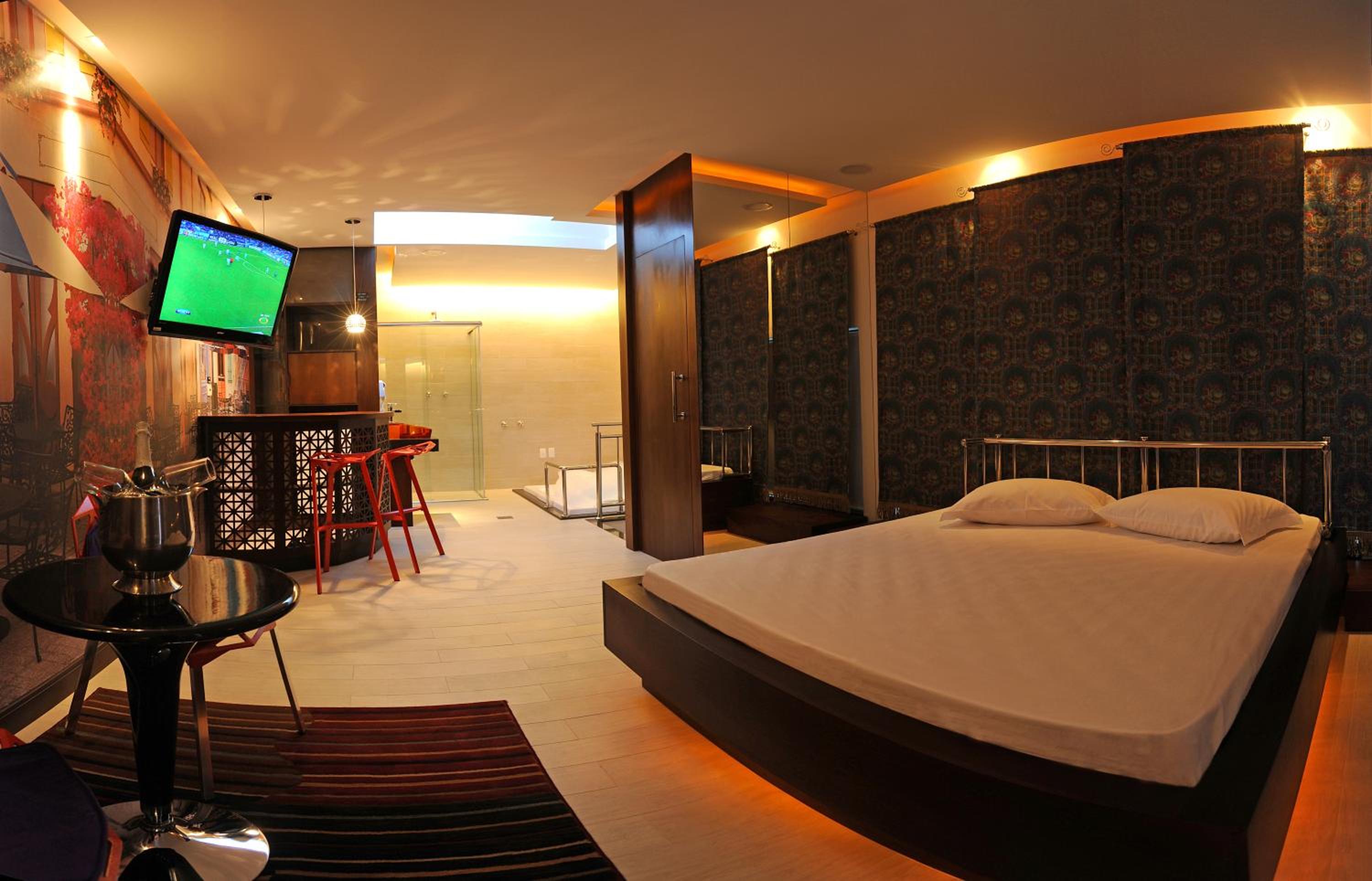 Deluxe Suite with Spa Bath - Photo 4