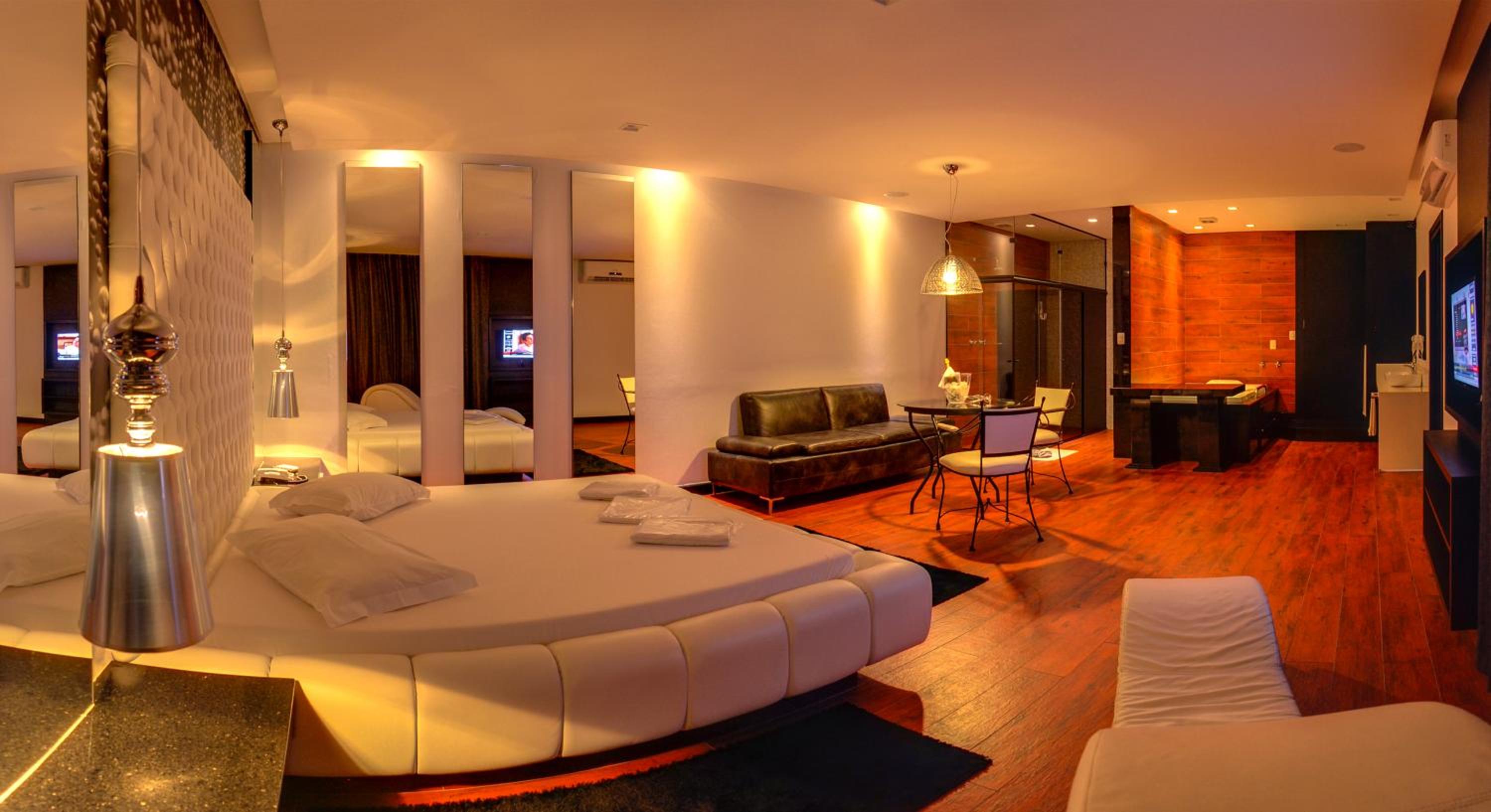 Deluxe Suite with Spa Bath - Photo 5