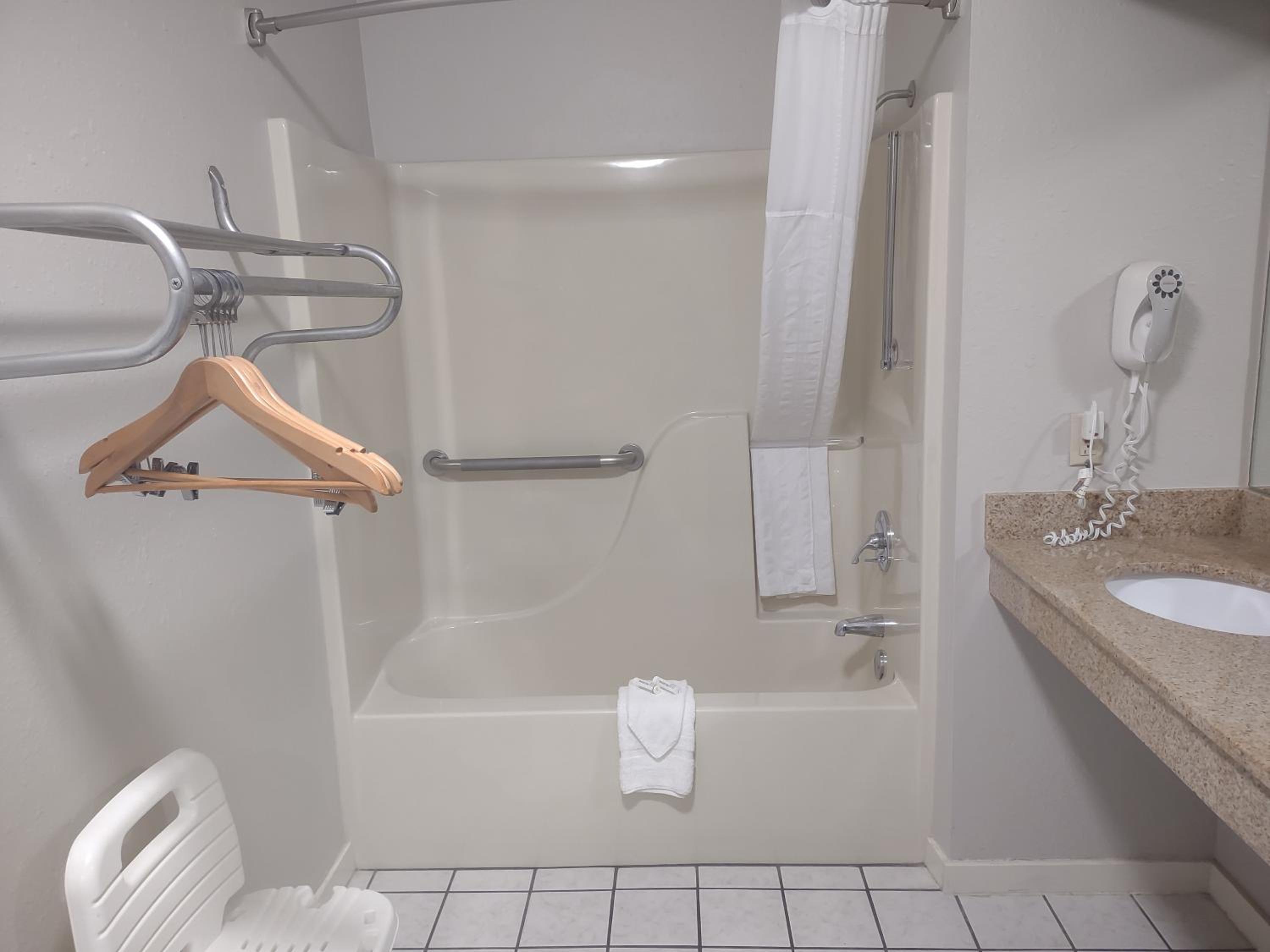 Queen Room - Disability Access/Non-Smoking - Photo 4