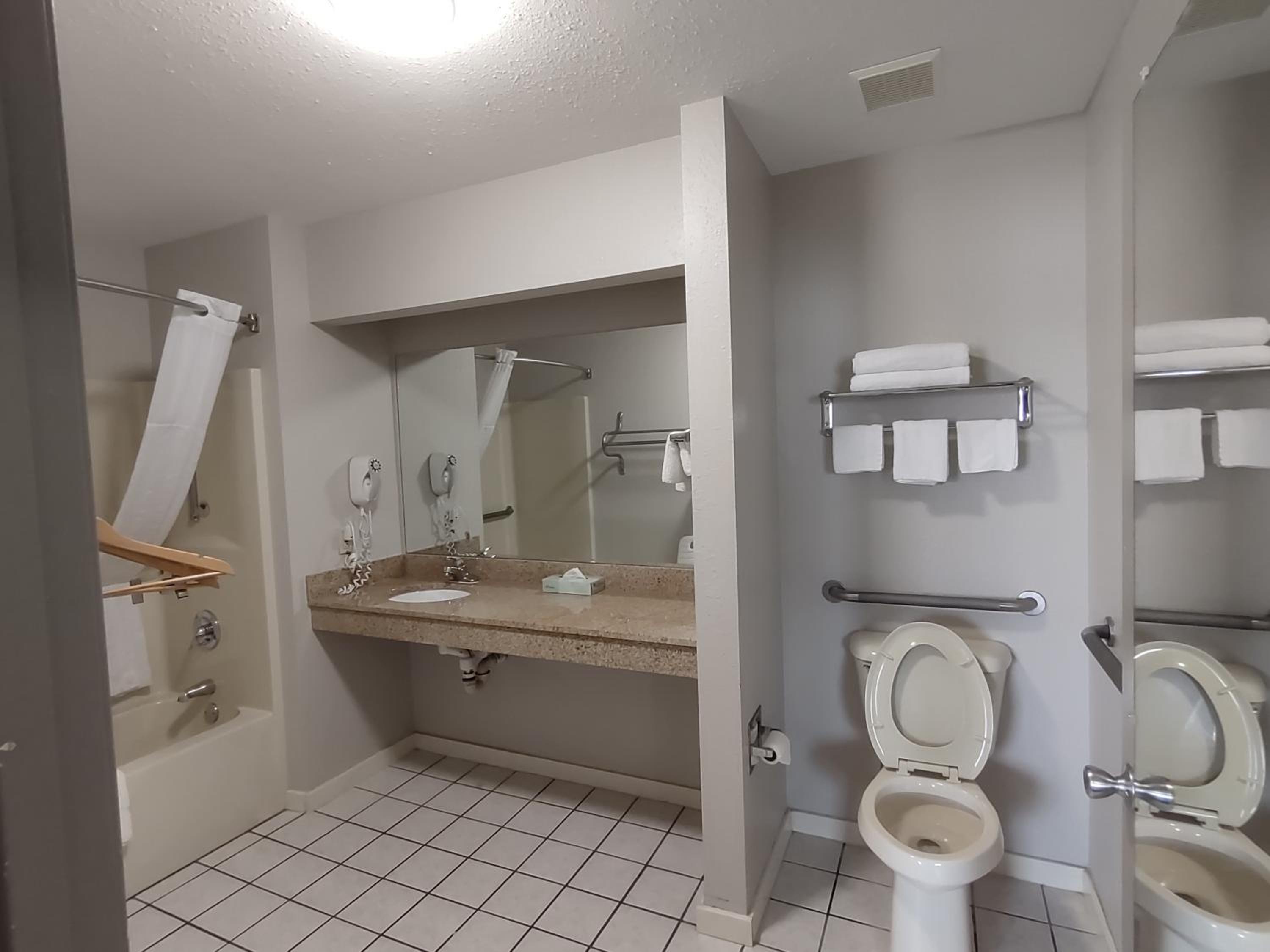 Queen Room - Disability Access/Non-Smoking - Photo 6
