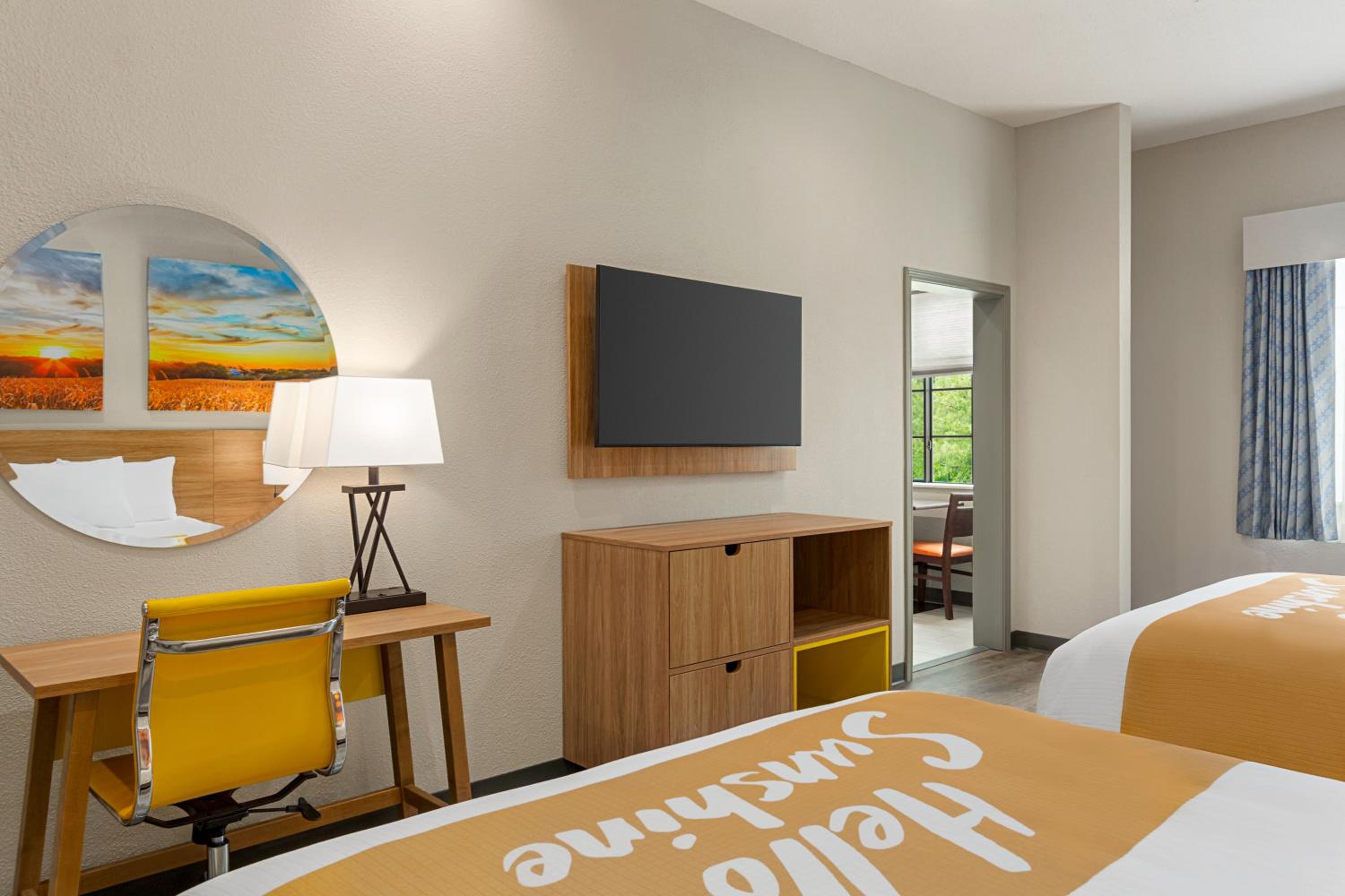 Corner Suite with Two Queen Beds - Non-Smoking - Photo 2