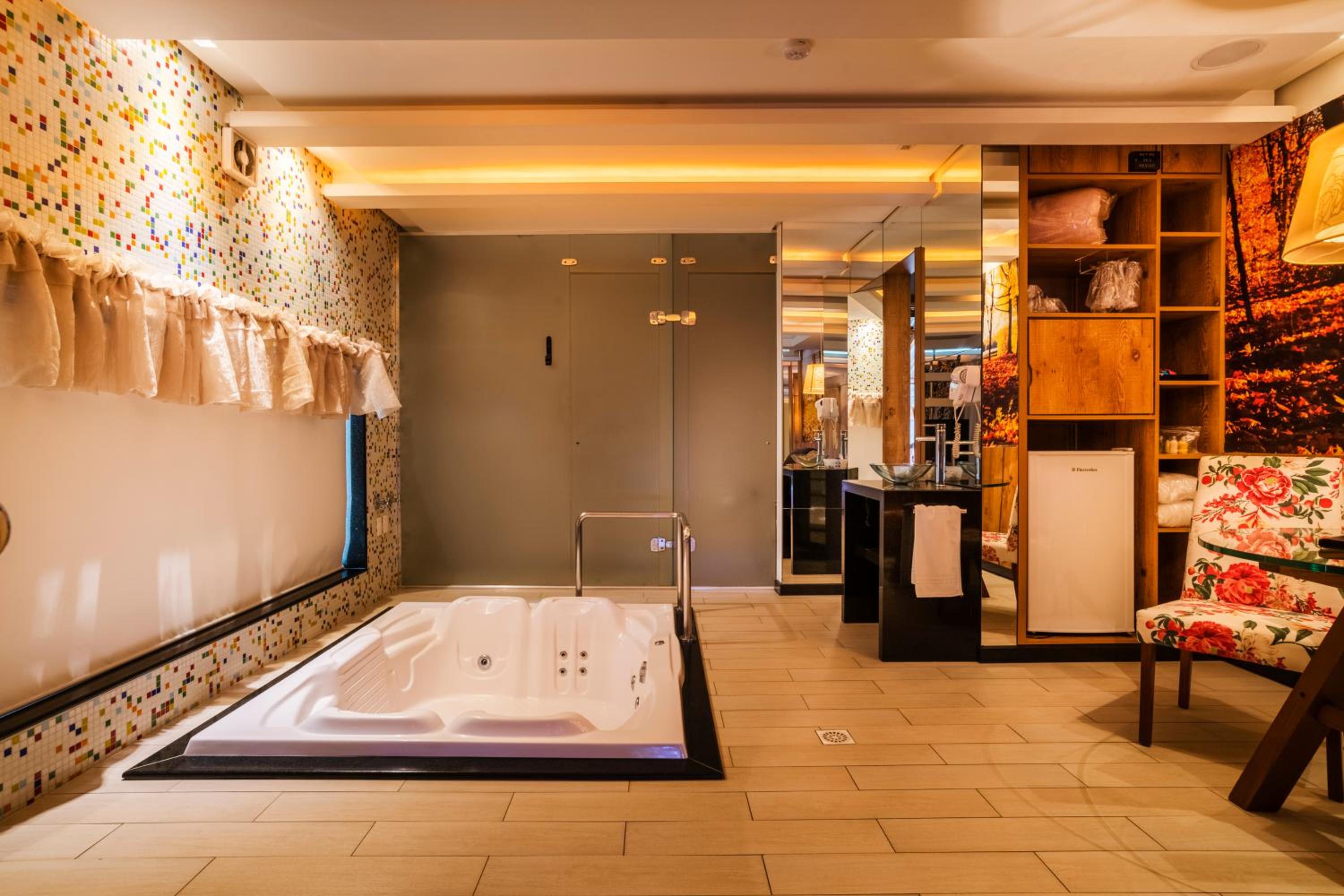 Deluxe King Suite - Photo 3