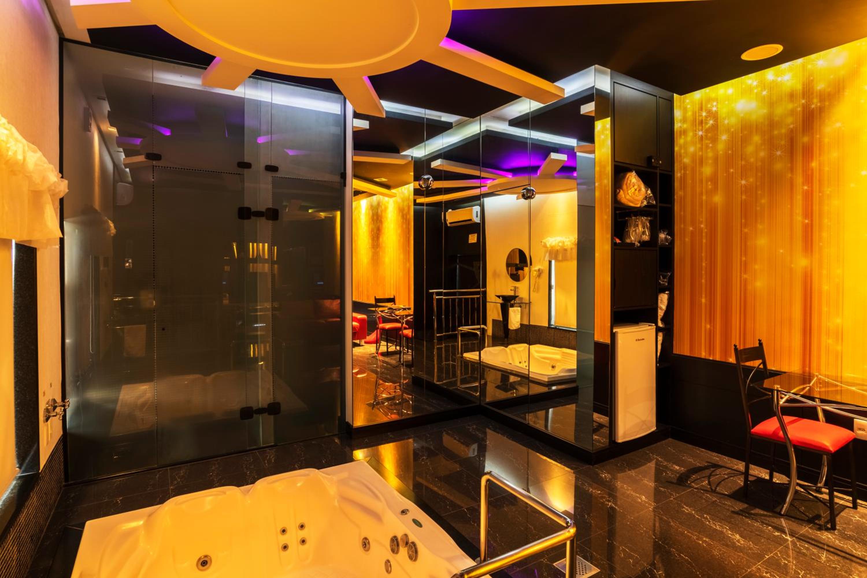 Deluxe King Suite - Photo 2