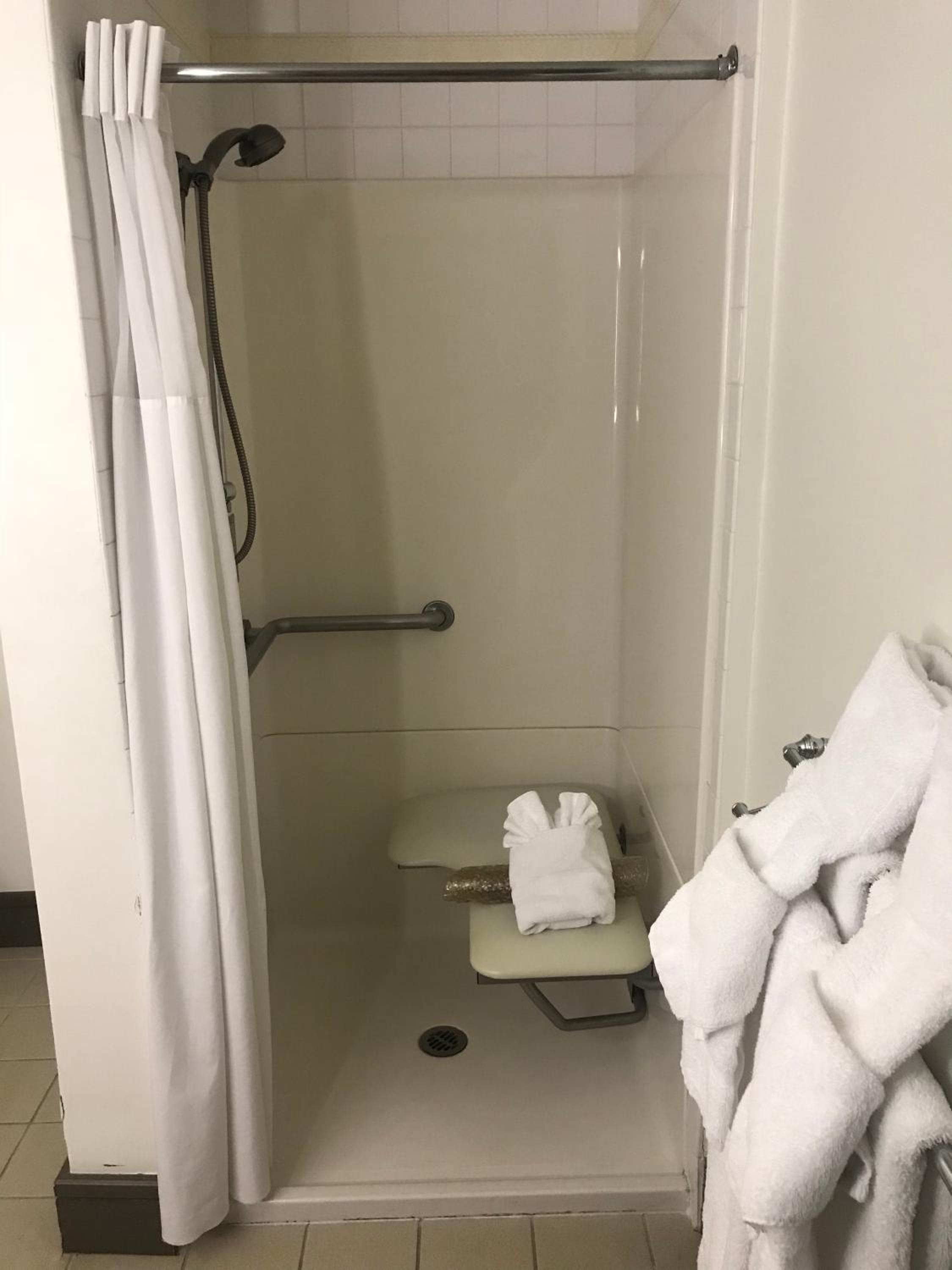 Queen Room With Two Queen Beds - Disability Access