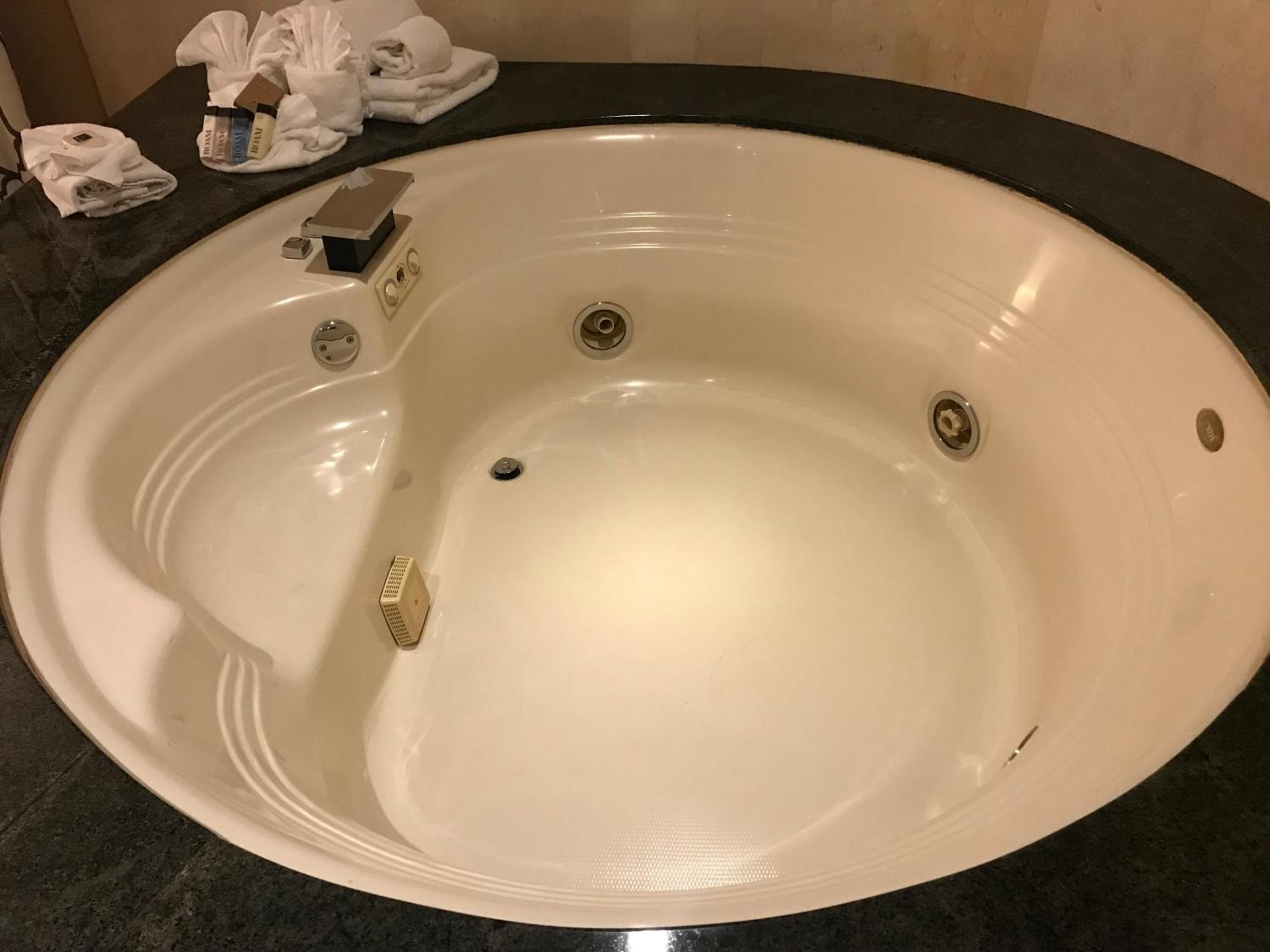 King Suite with Spa Bath thumbnail 5