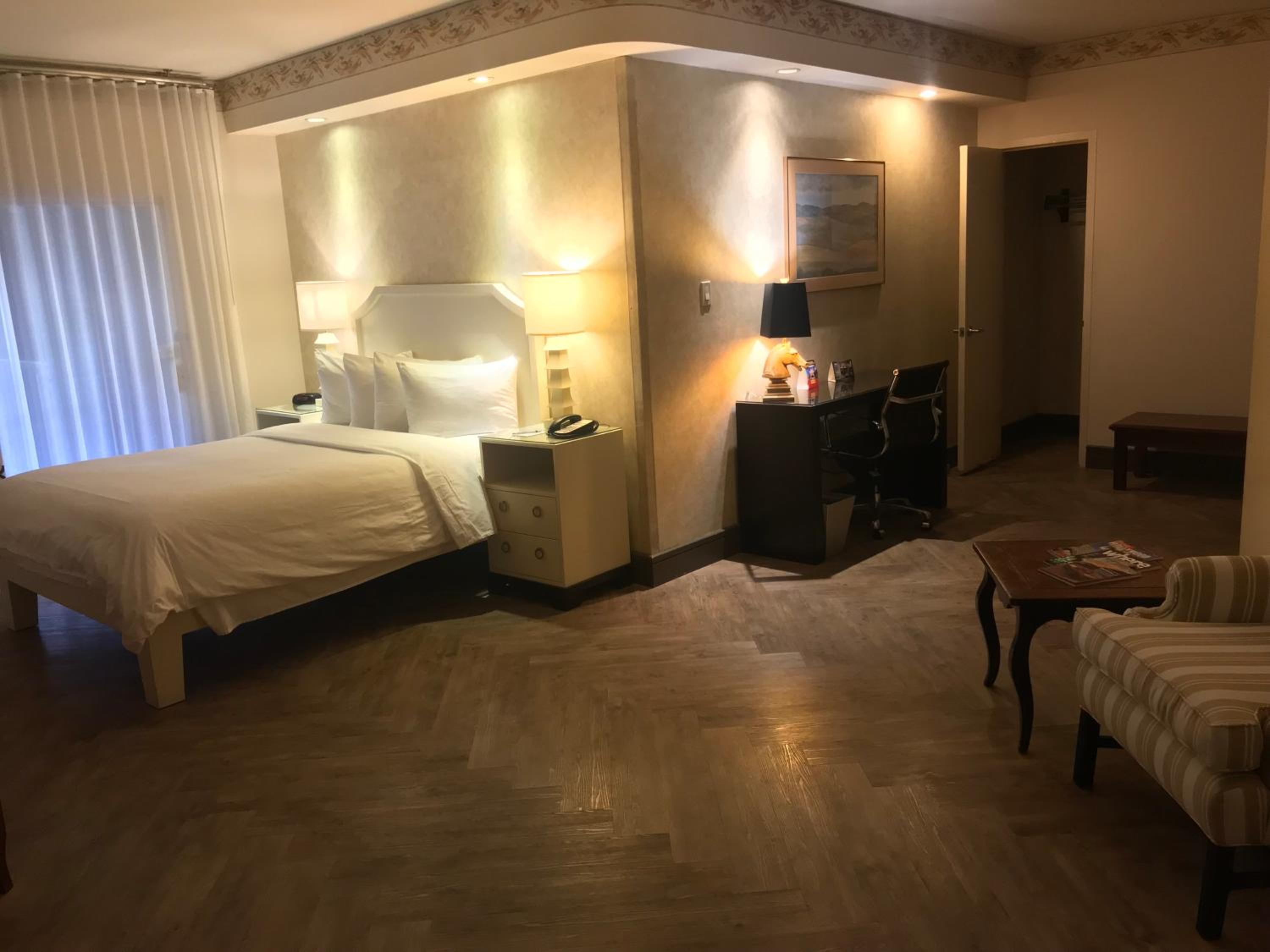 Junior Suite With One Queen Bed
