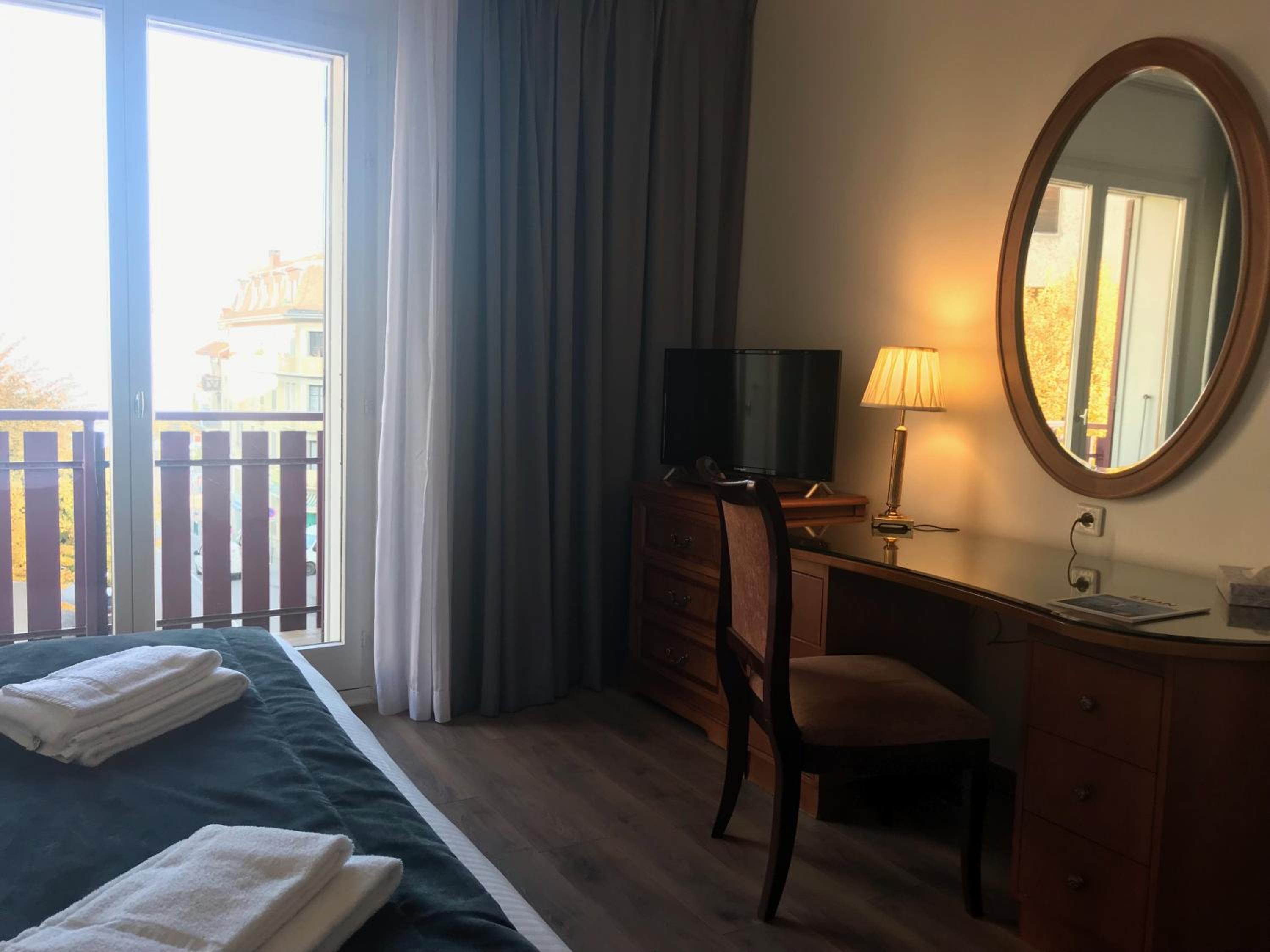 King Room with Lake View - Photo 3