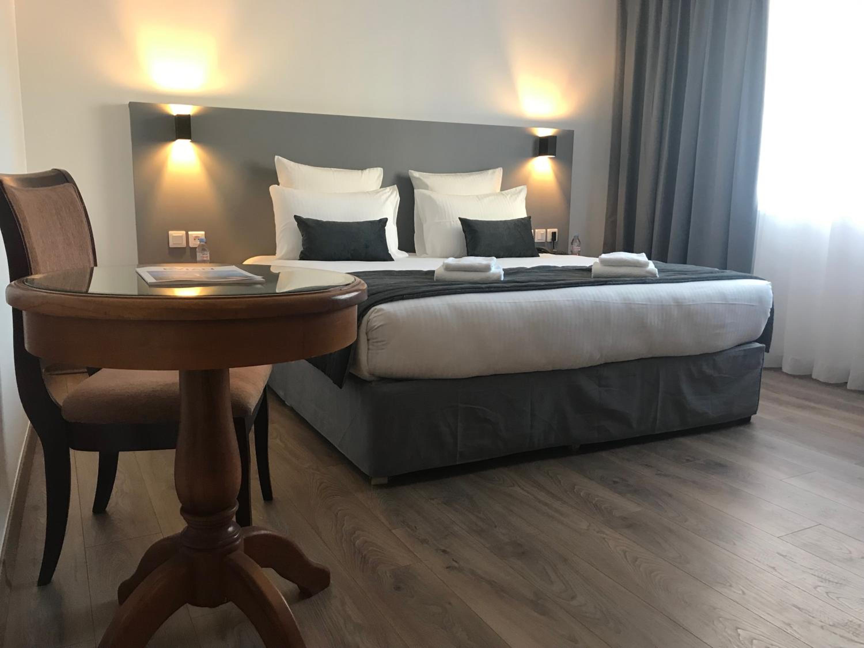King Room with Lake View - Photo 13