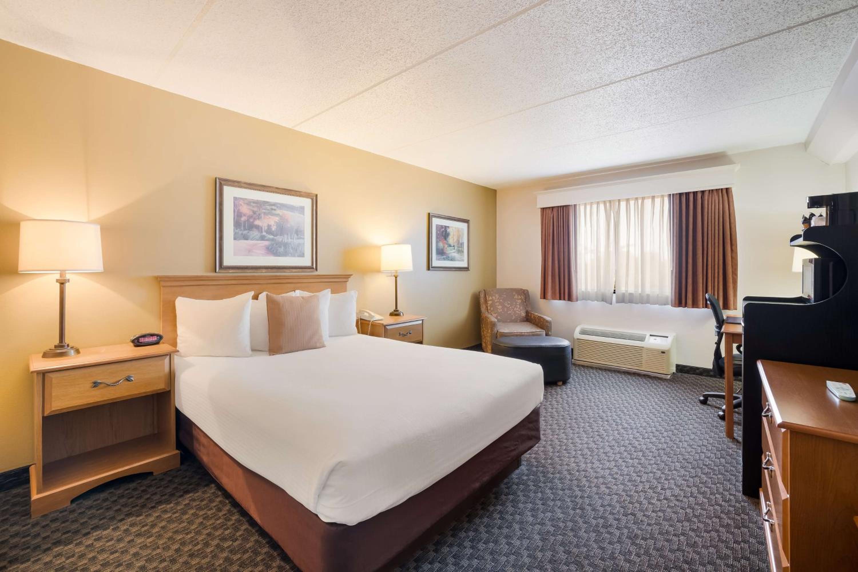 Queen Room with Bath Tub and View - Disability Access/Non-Smoking