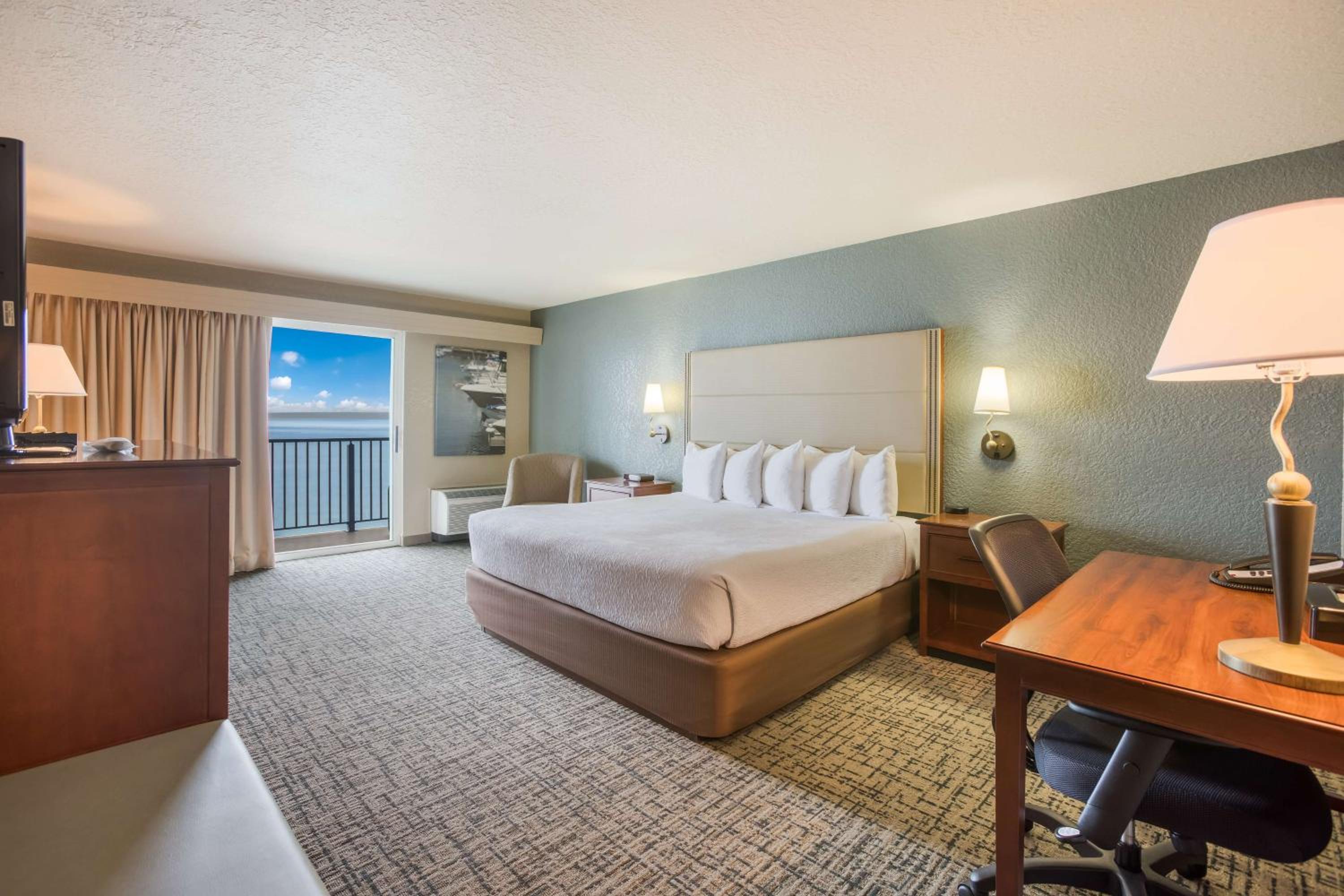 Lakeside Balcony King Room - Lake View