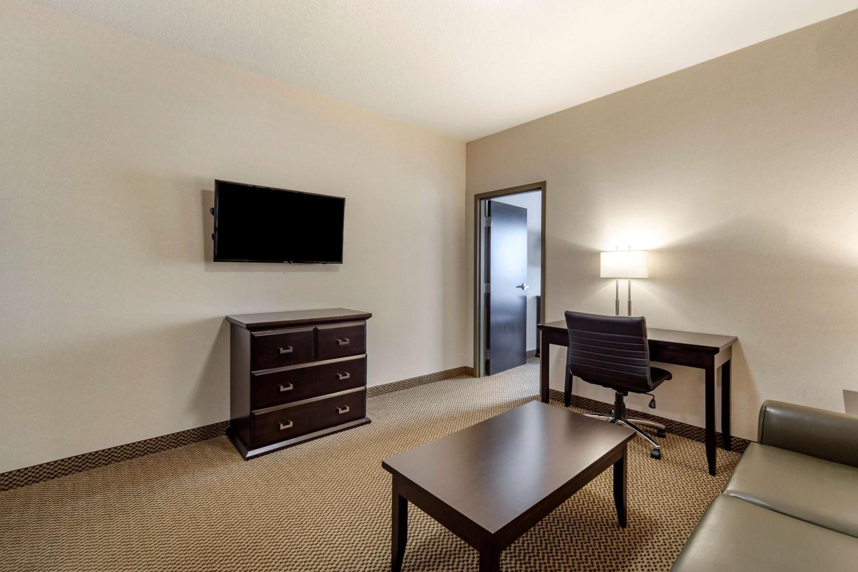 King Suite with Sofa Bed - Separate Bedroom/Non-Smoking photo 2