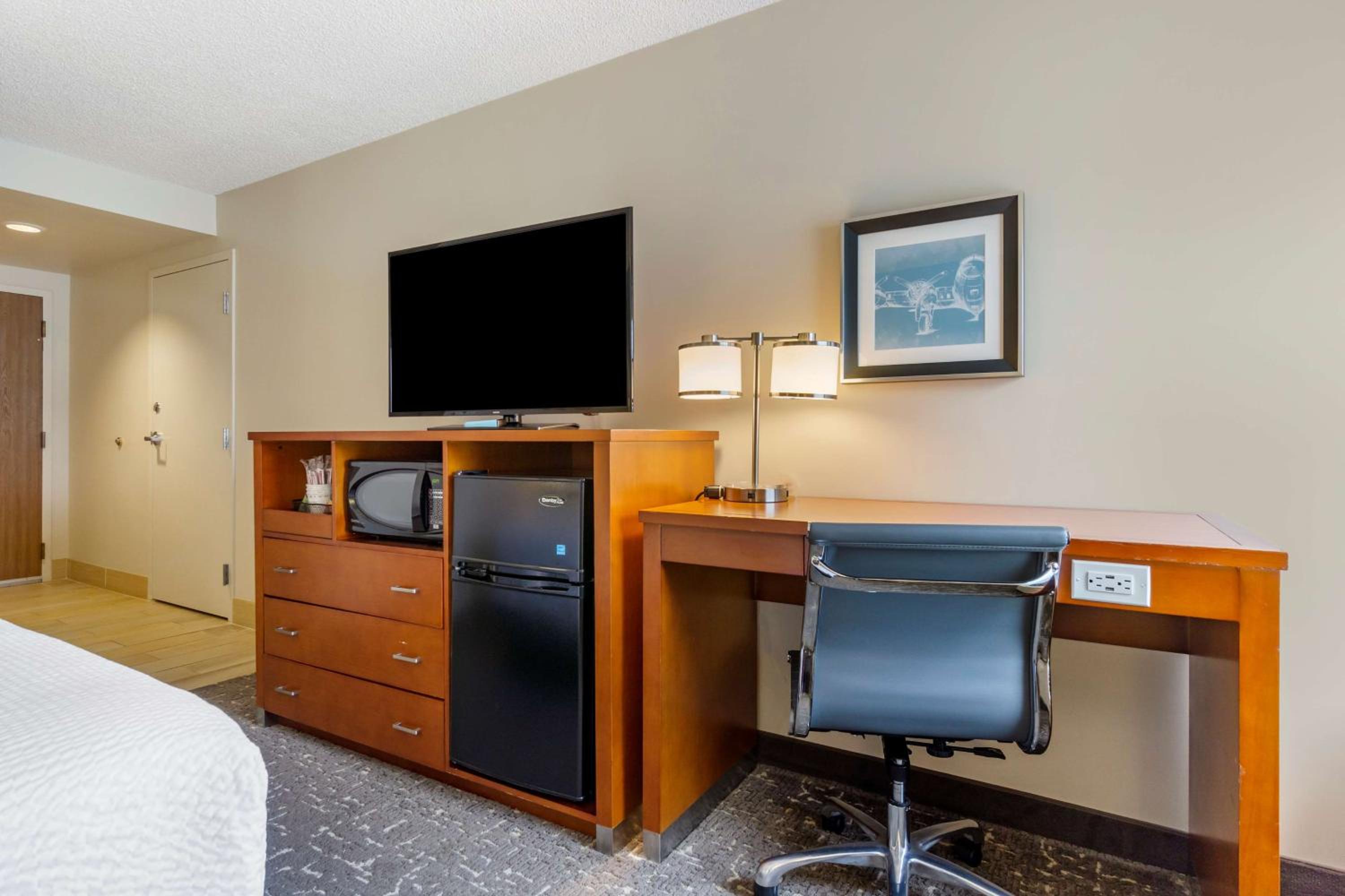 King Room - Non-Smoking - Photo 6