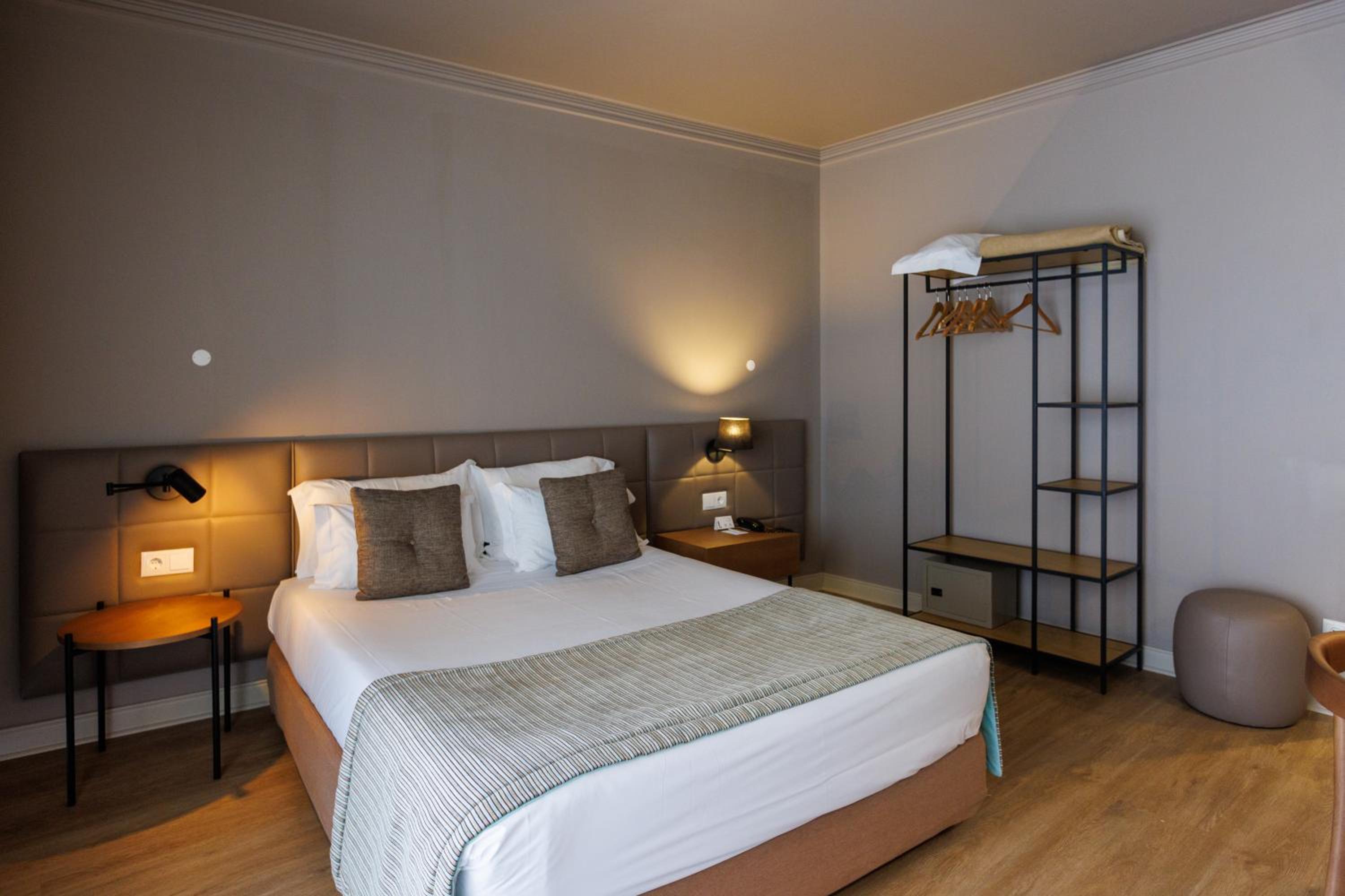 Superior King Room thumbnail 6