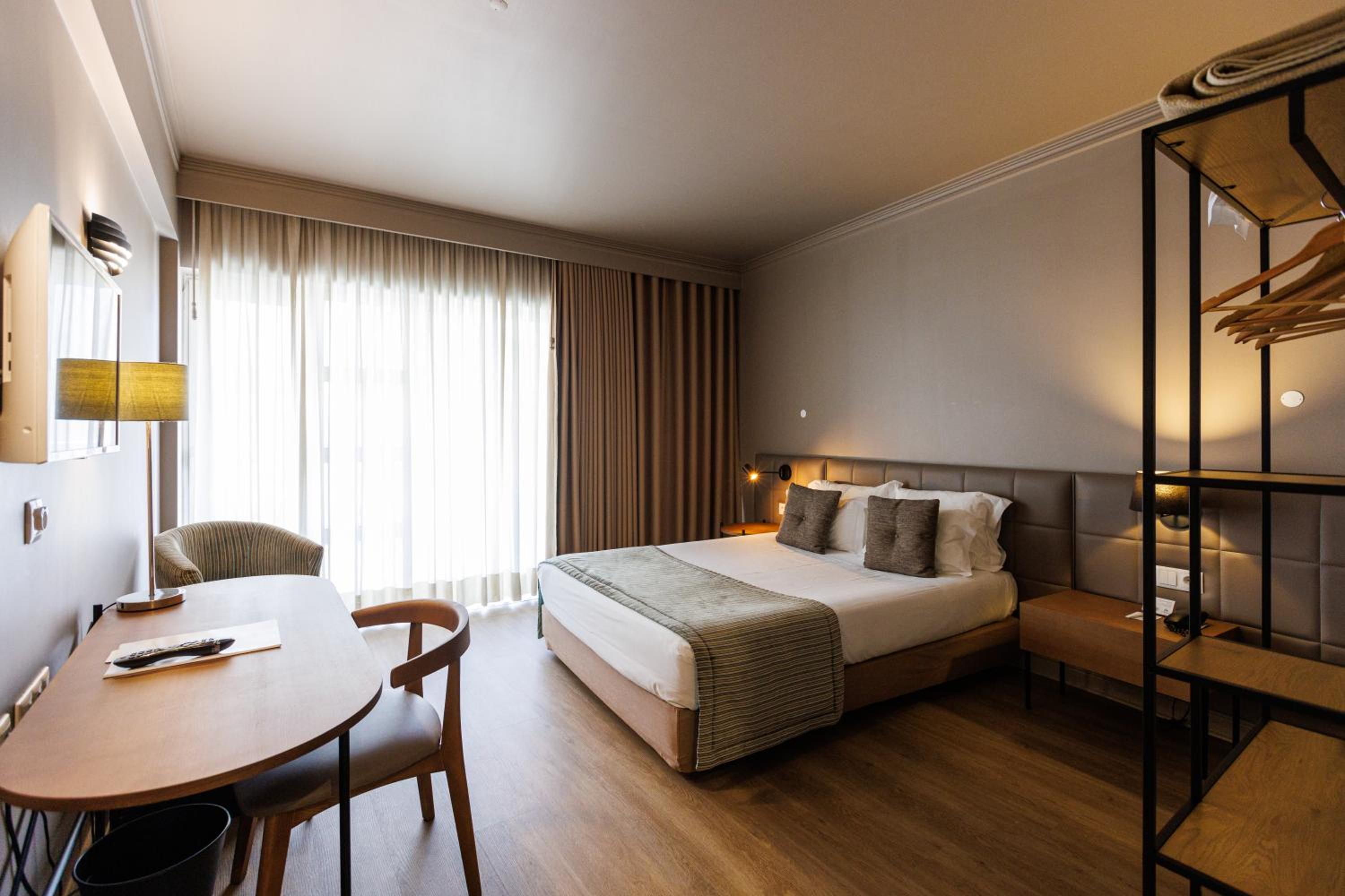 Superior King Room thumbnail 5