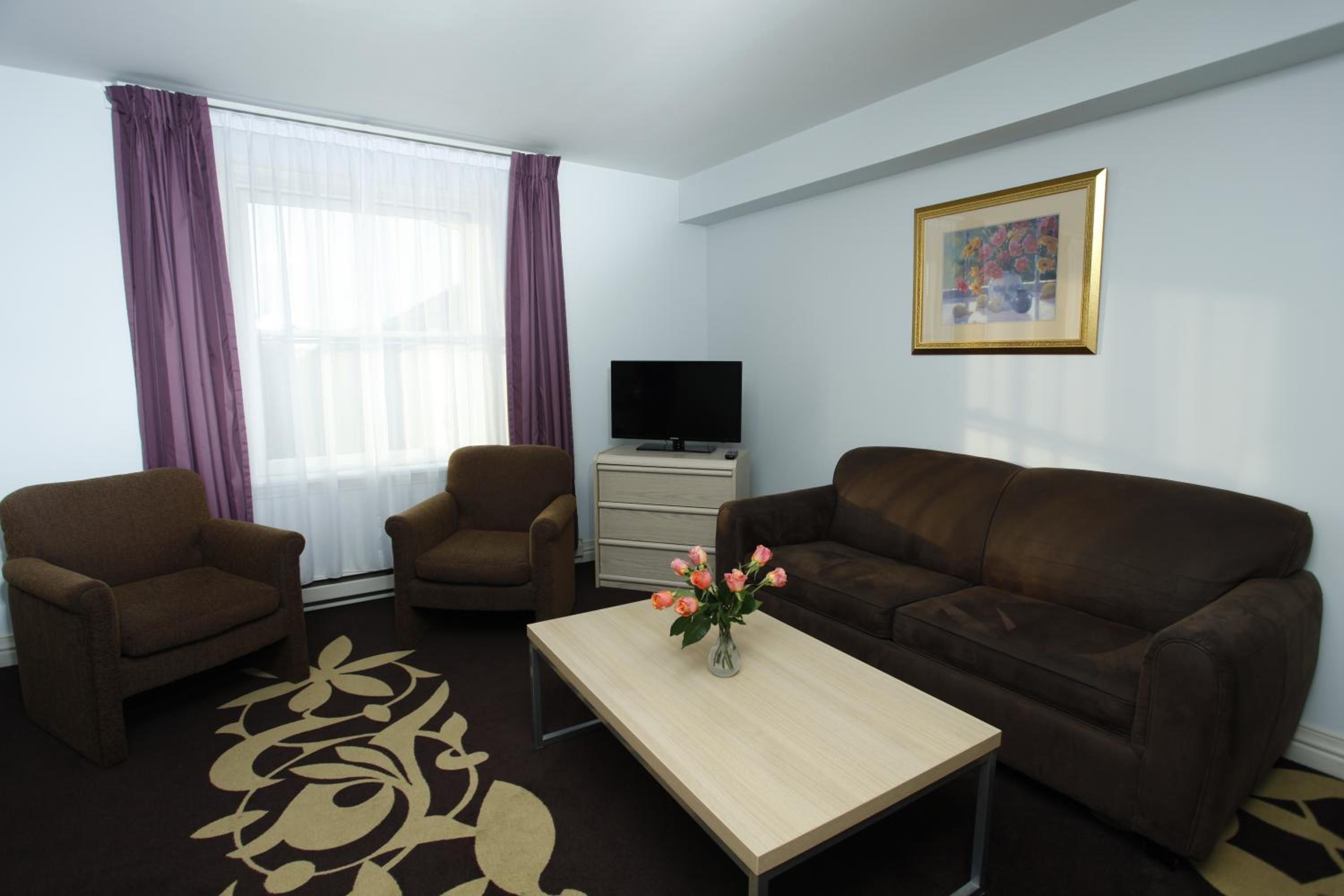 Superior Family Room photo 3