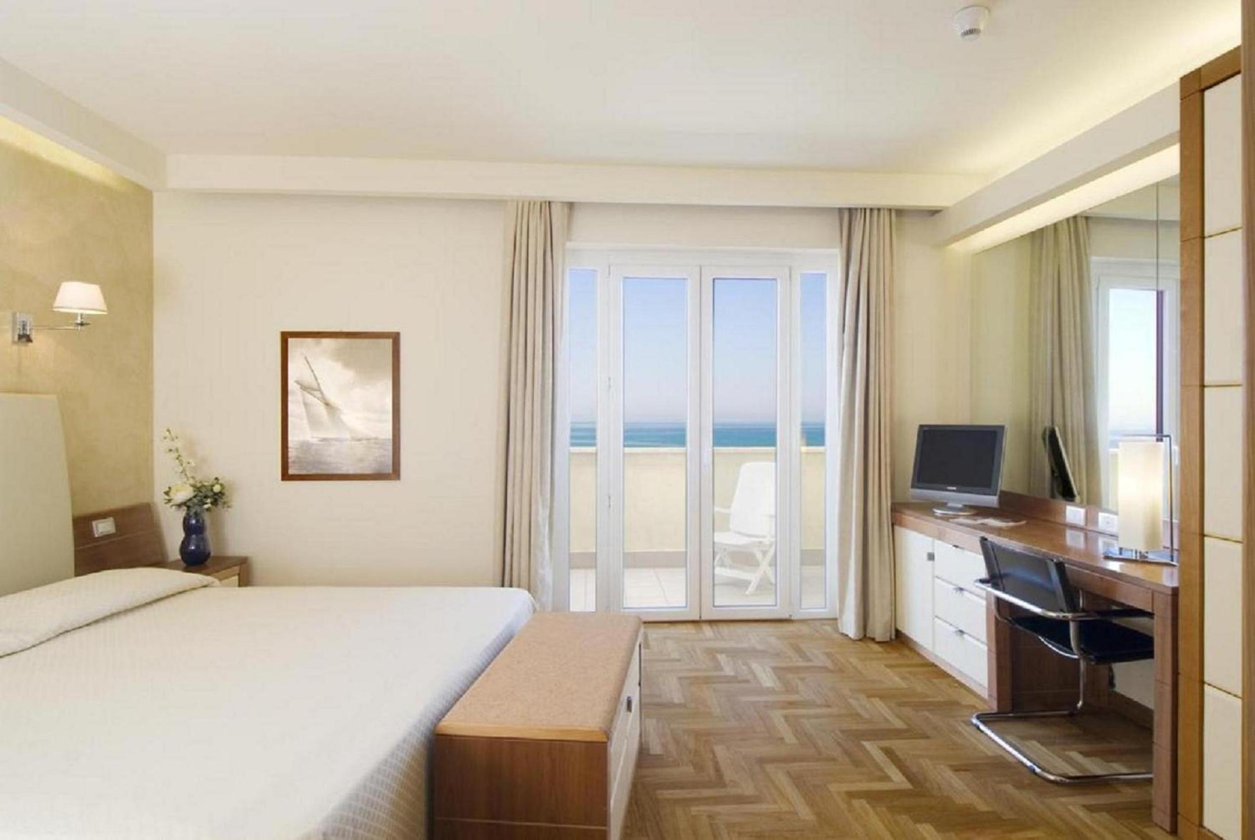 Deluxe Double Room with Balcony and Partial Sea View photo 2