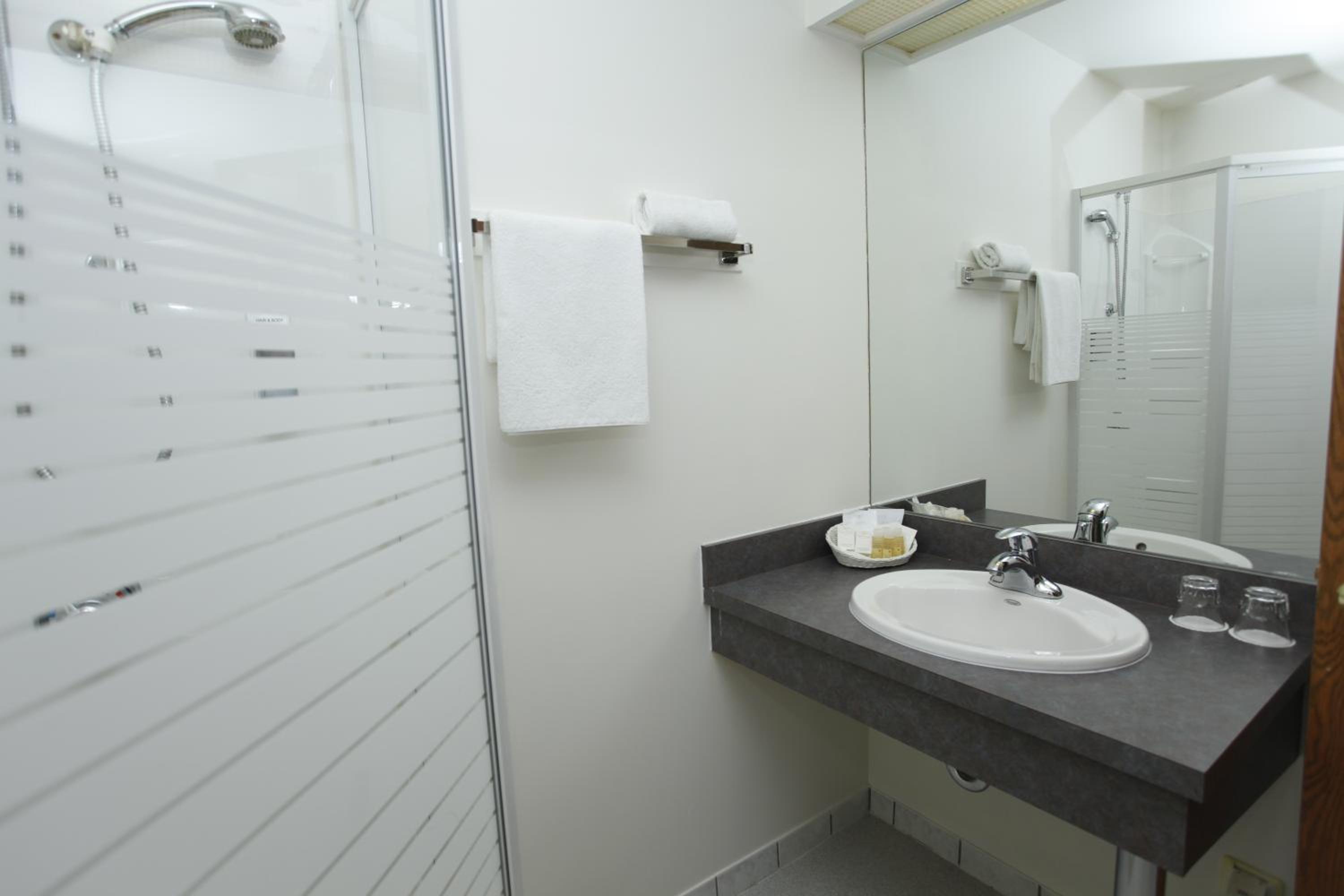 Standard Twin Room - Photo 7