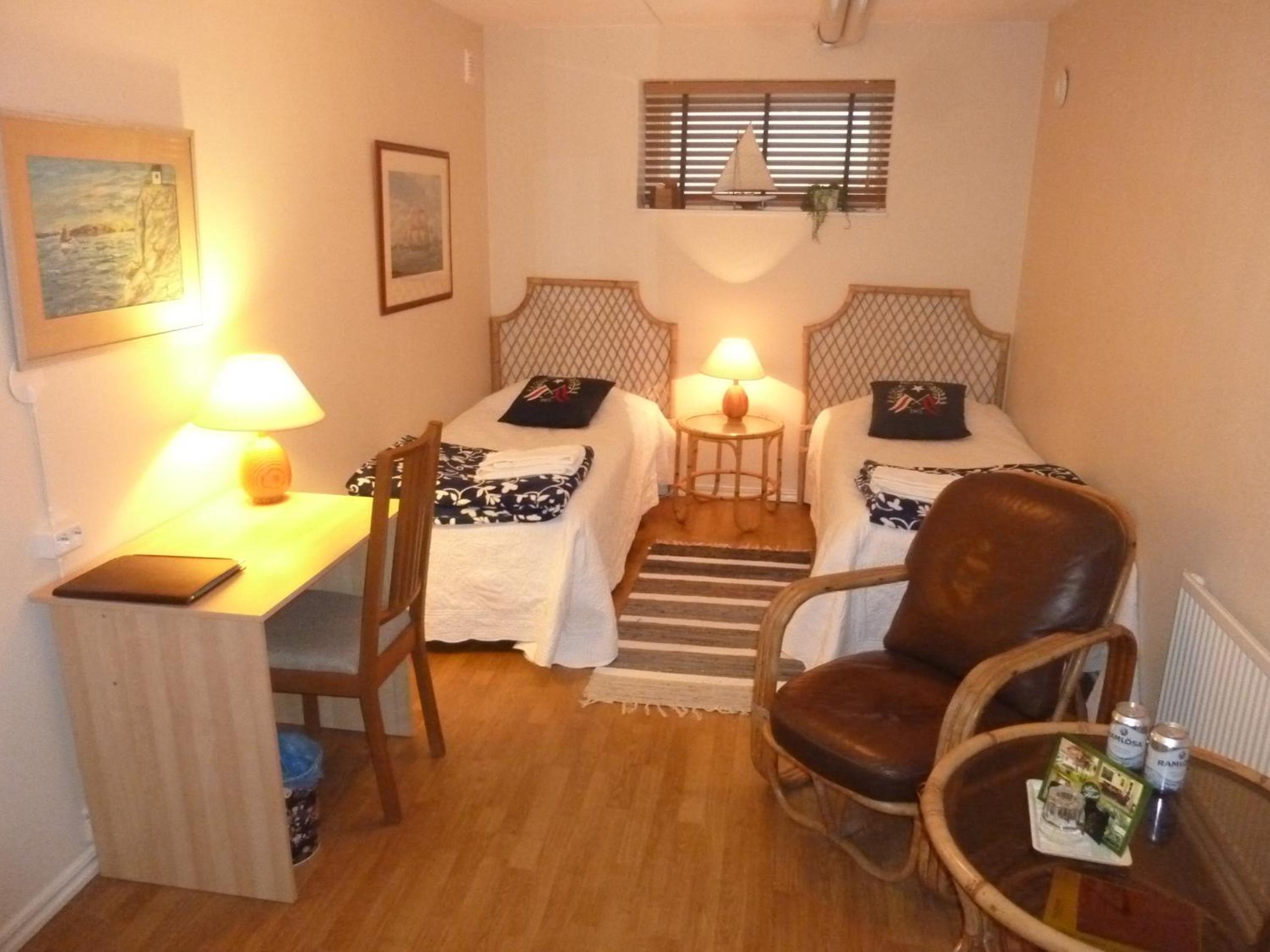 Economy Twin Room with Shared Bathroom
