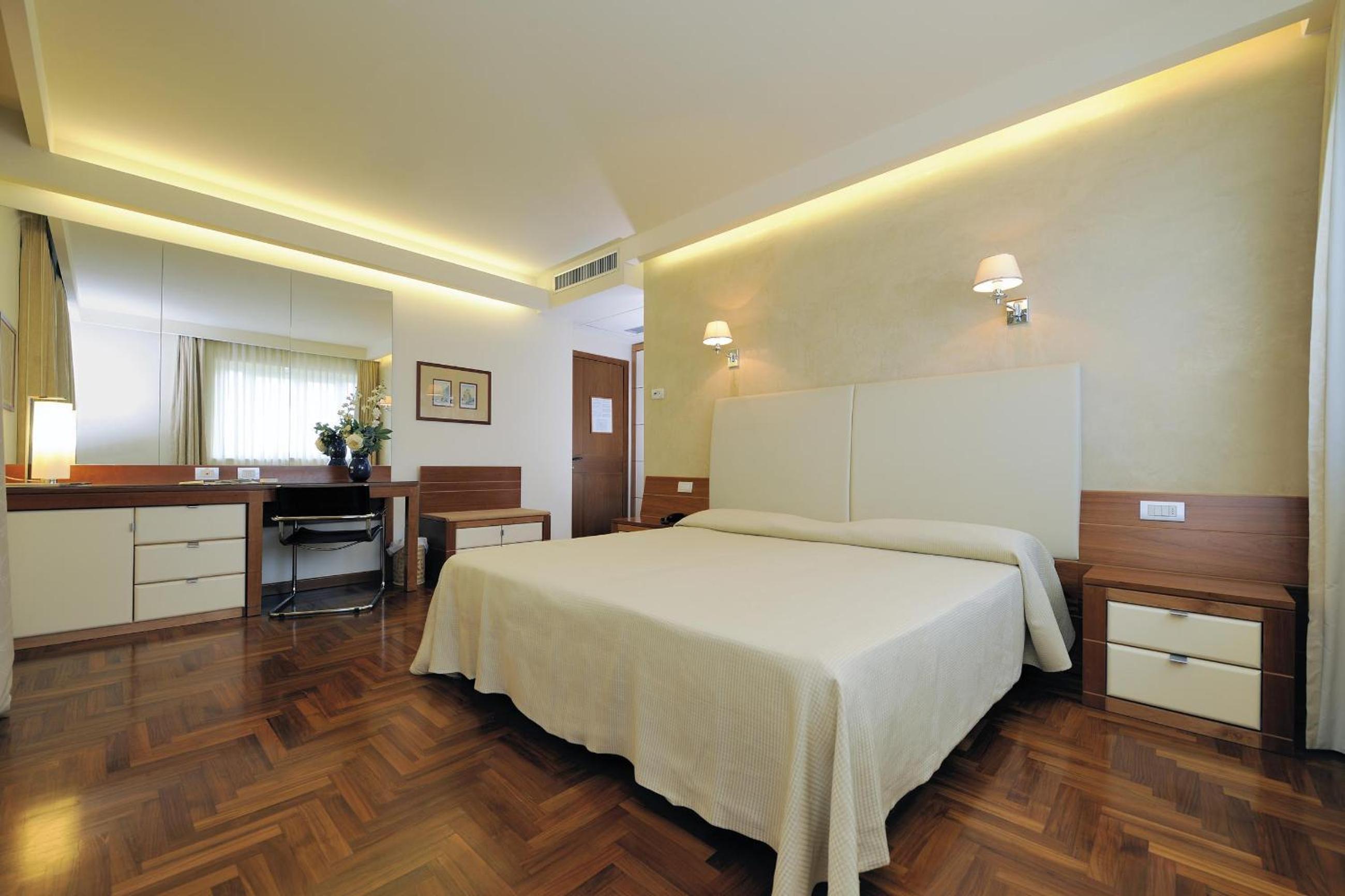 Deluxe Double Room with Balcony and Partial Sea View photo 3