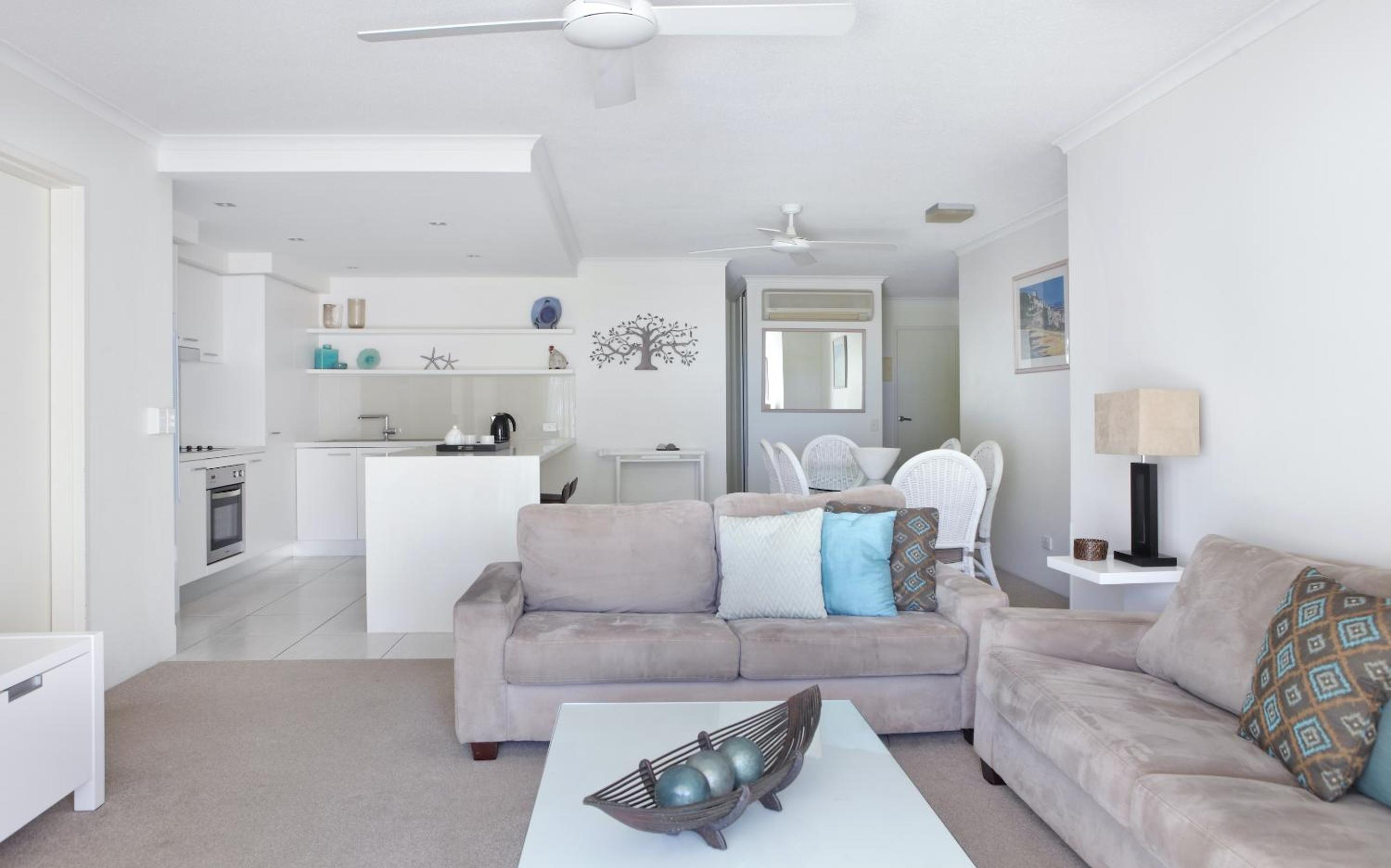 Three-Bedroom Apartment with Balcony - Photo 5