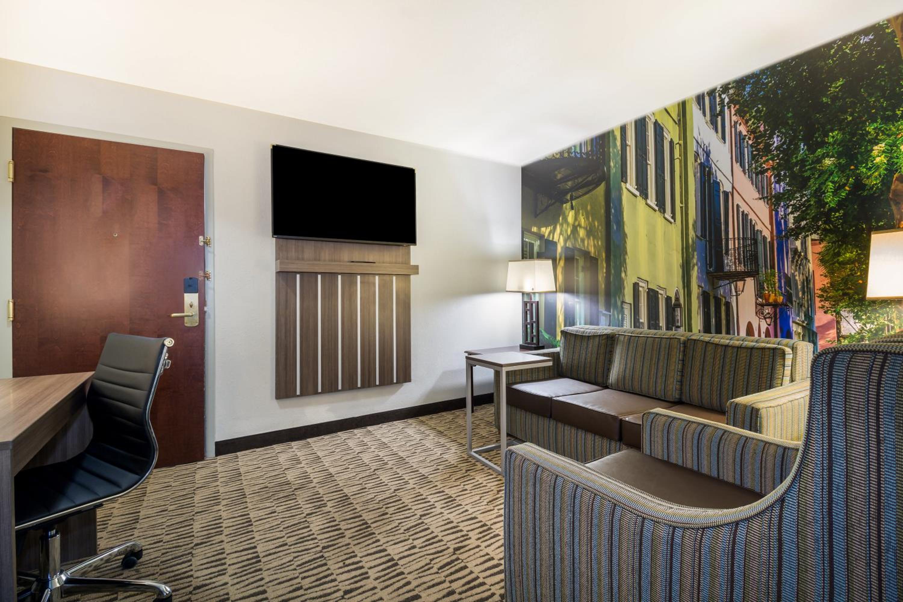 King Suite with Sofa Bed - Non Smoking - Photo 1
