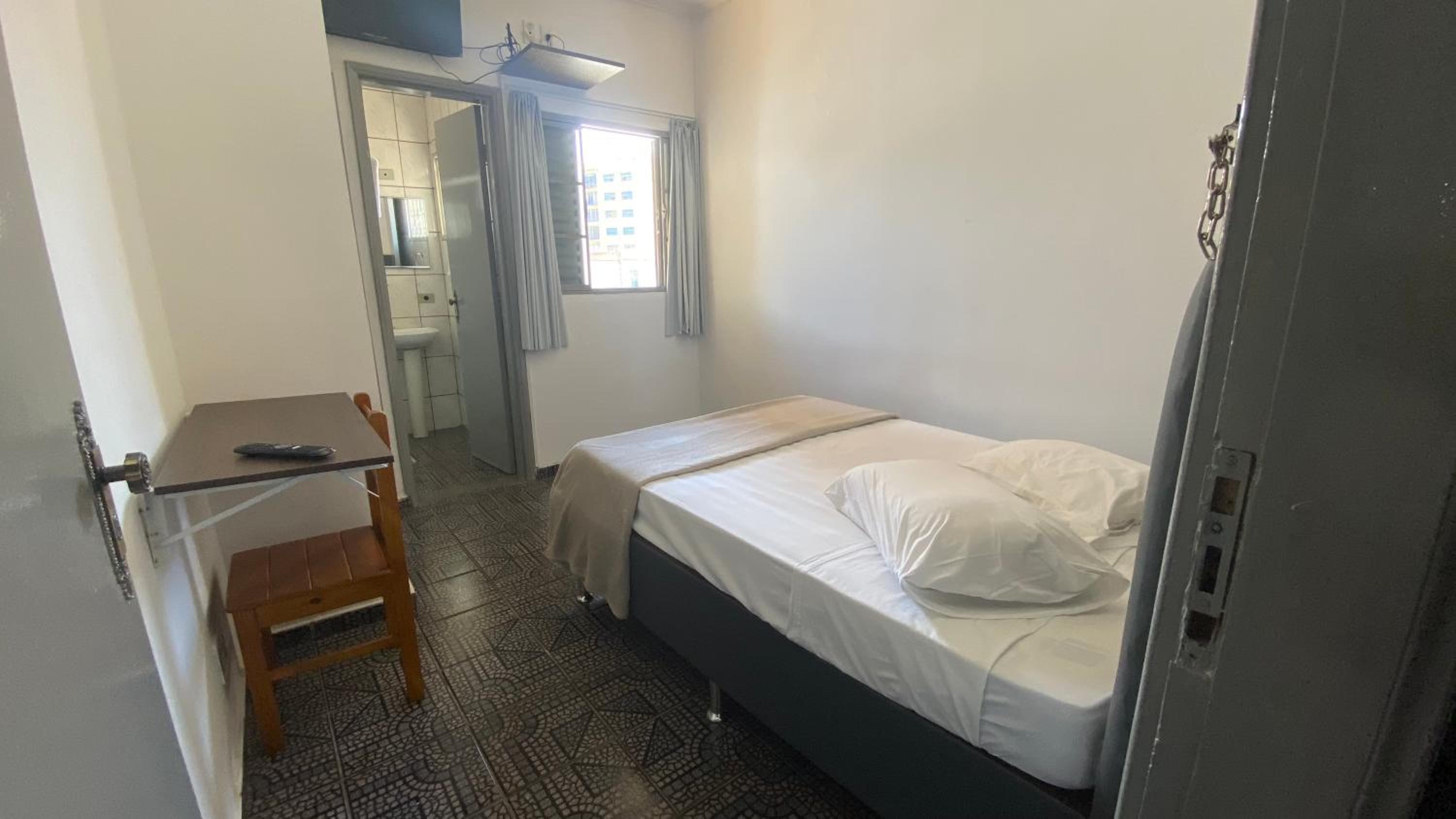 Budget Double Room - Photo 4