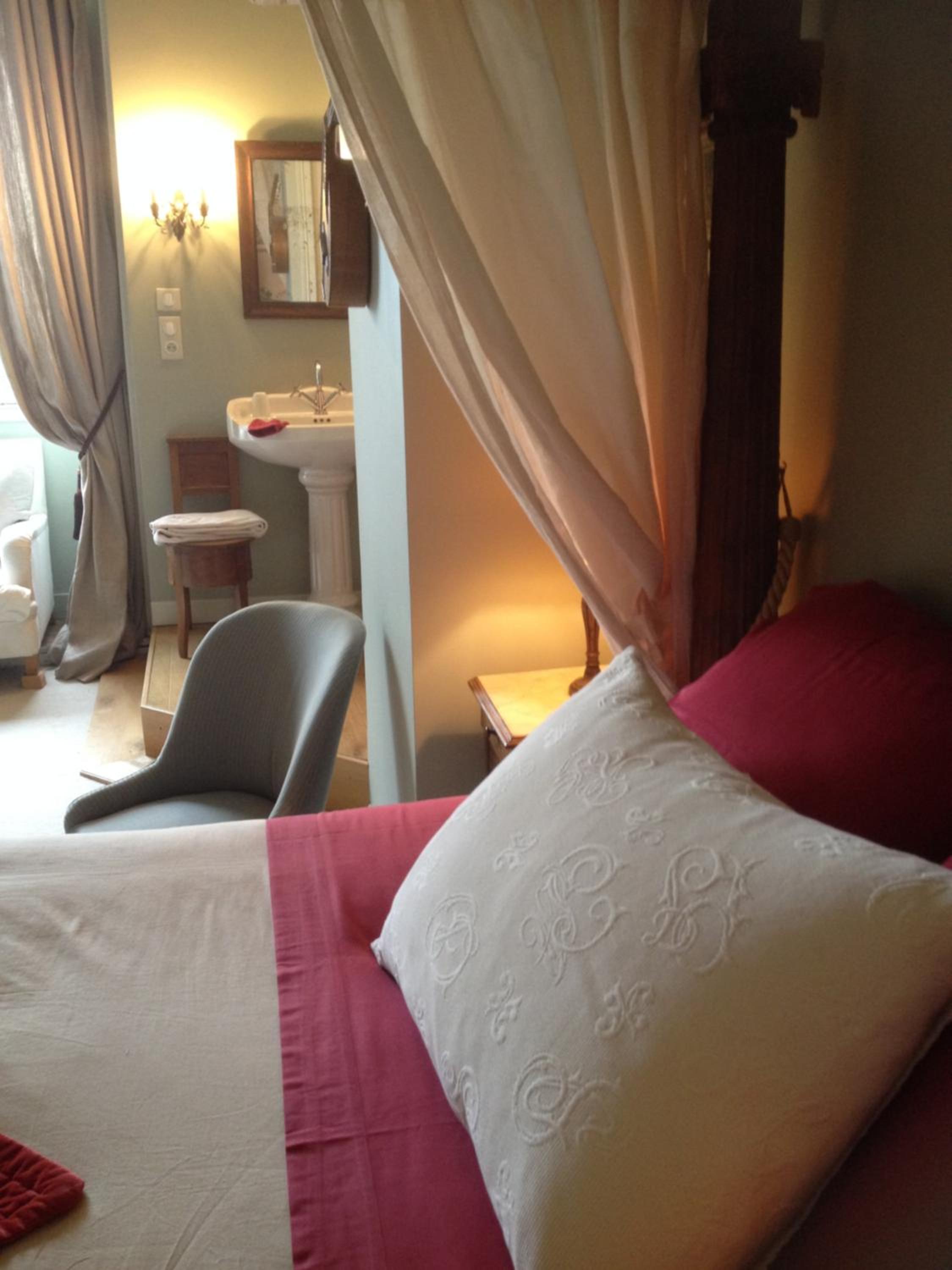 Double Room with Bath - Photo 4