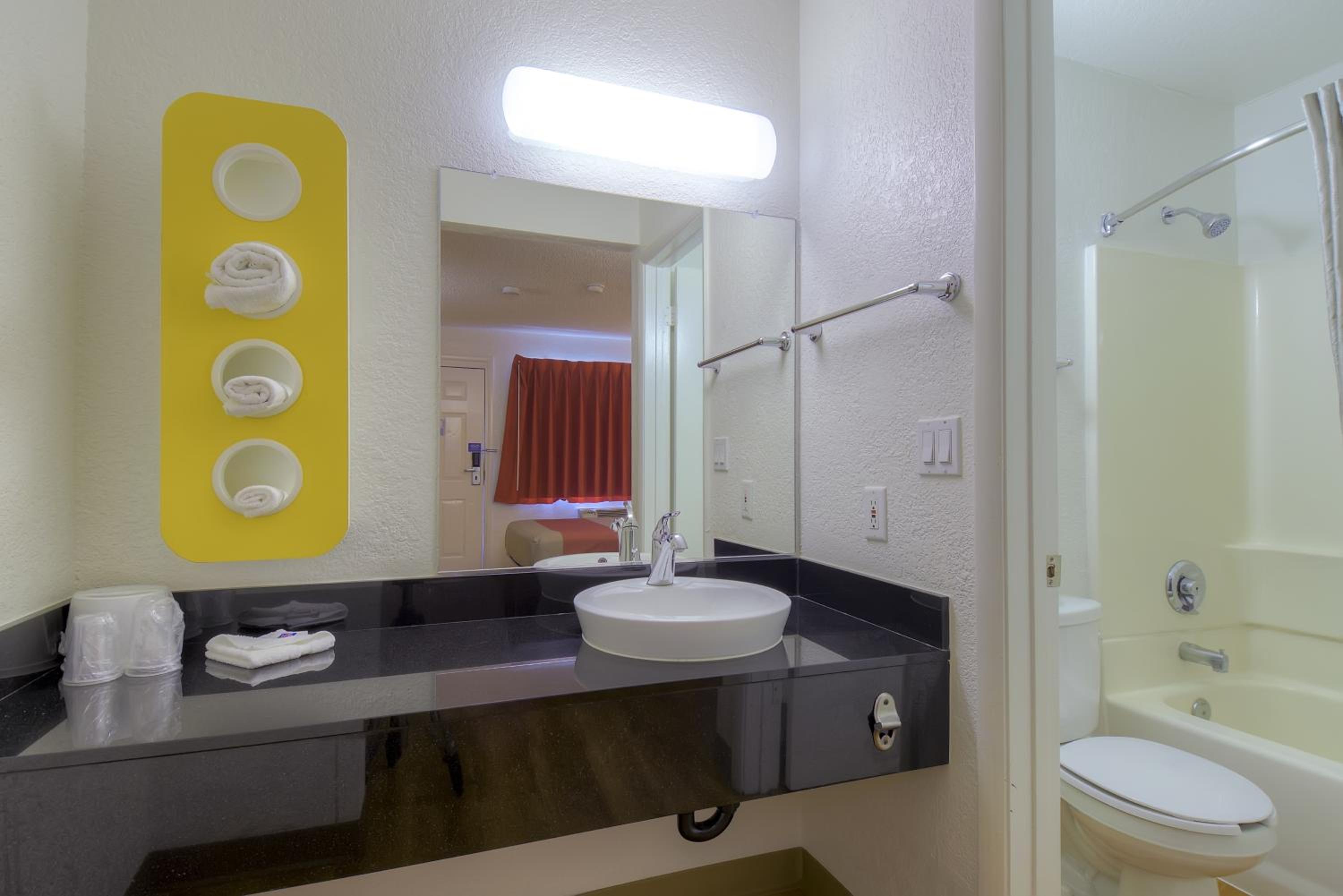 King Room - Non-Smoking photo 3