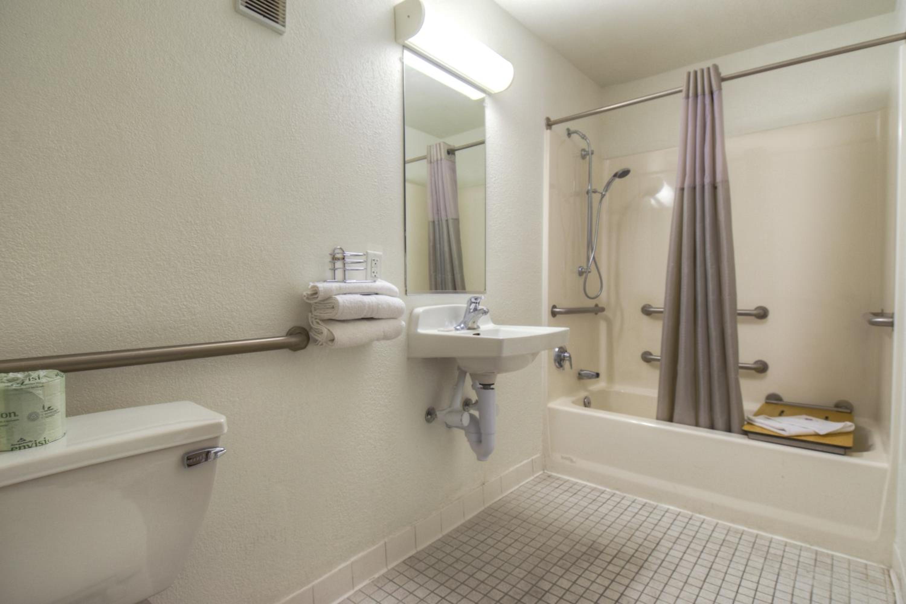 Queen Room - Disability Access/Non Smoking photo 3