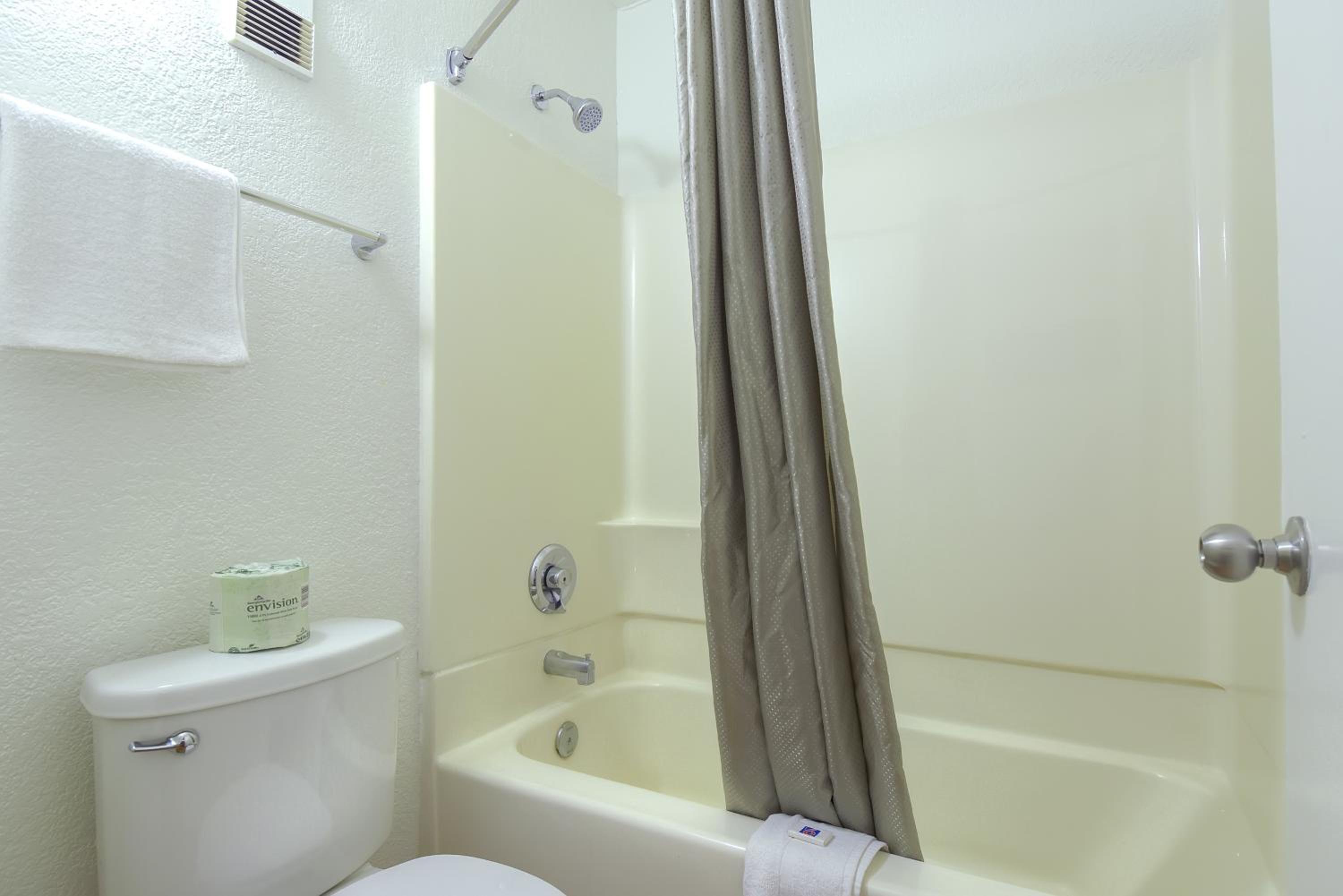 Queen Room with Two Queen Beds - Non-Smoking photo 2