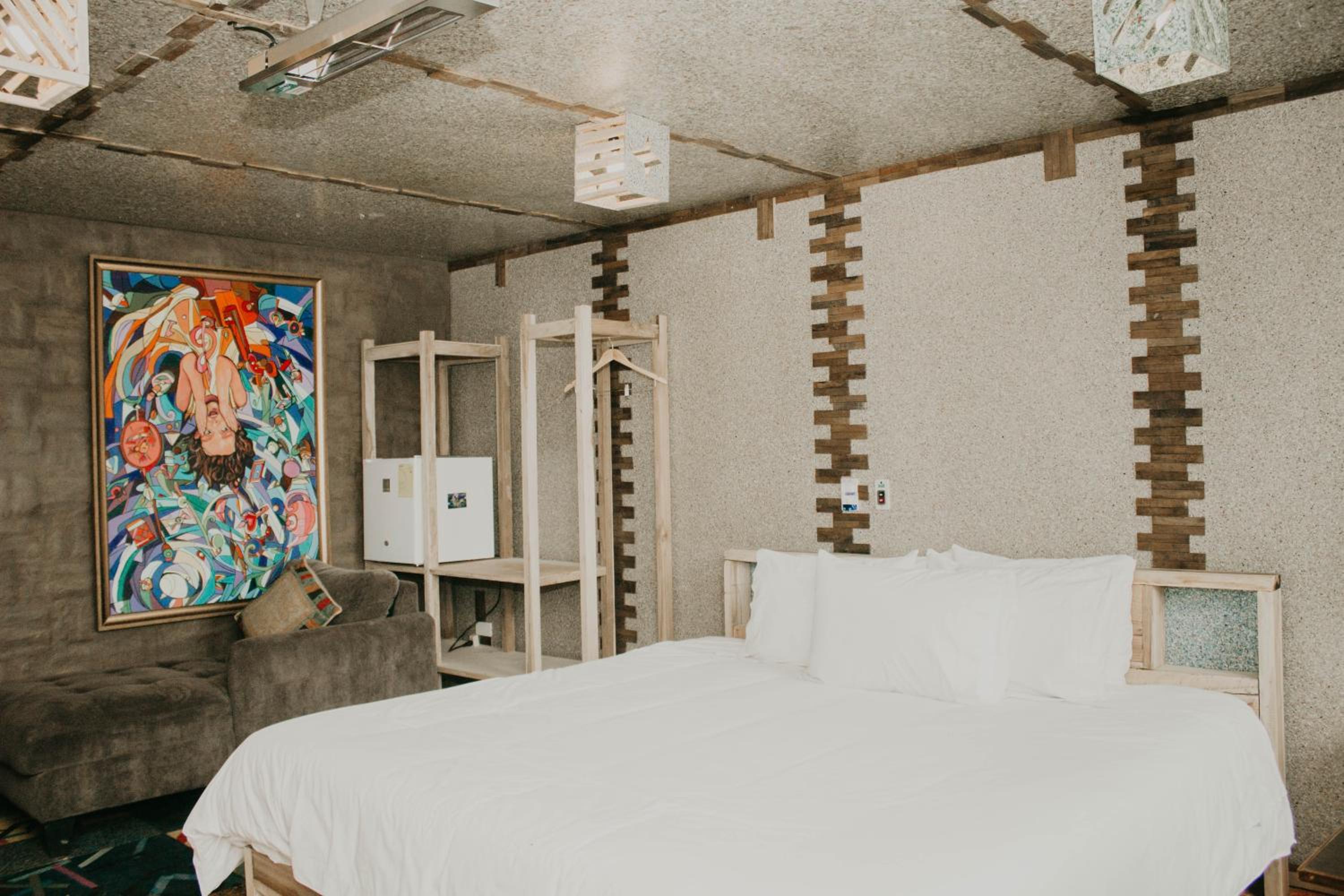 Deluxe Queen Suite