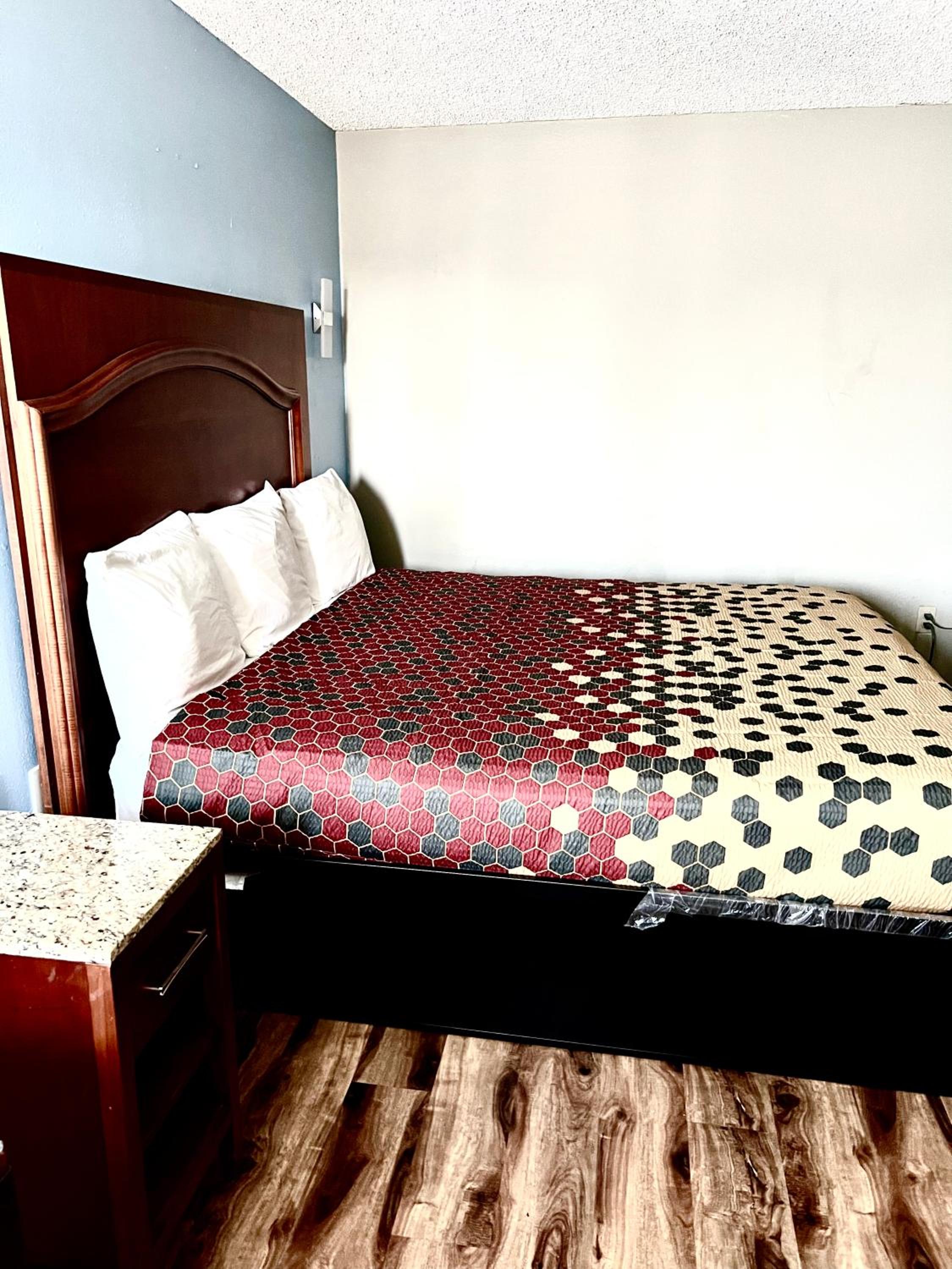 King Room - Non-Smoking - Photo 8