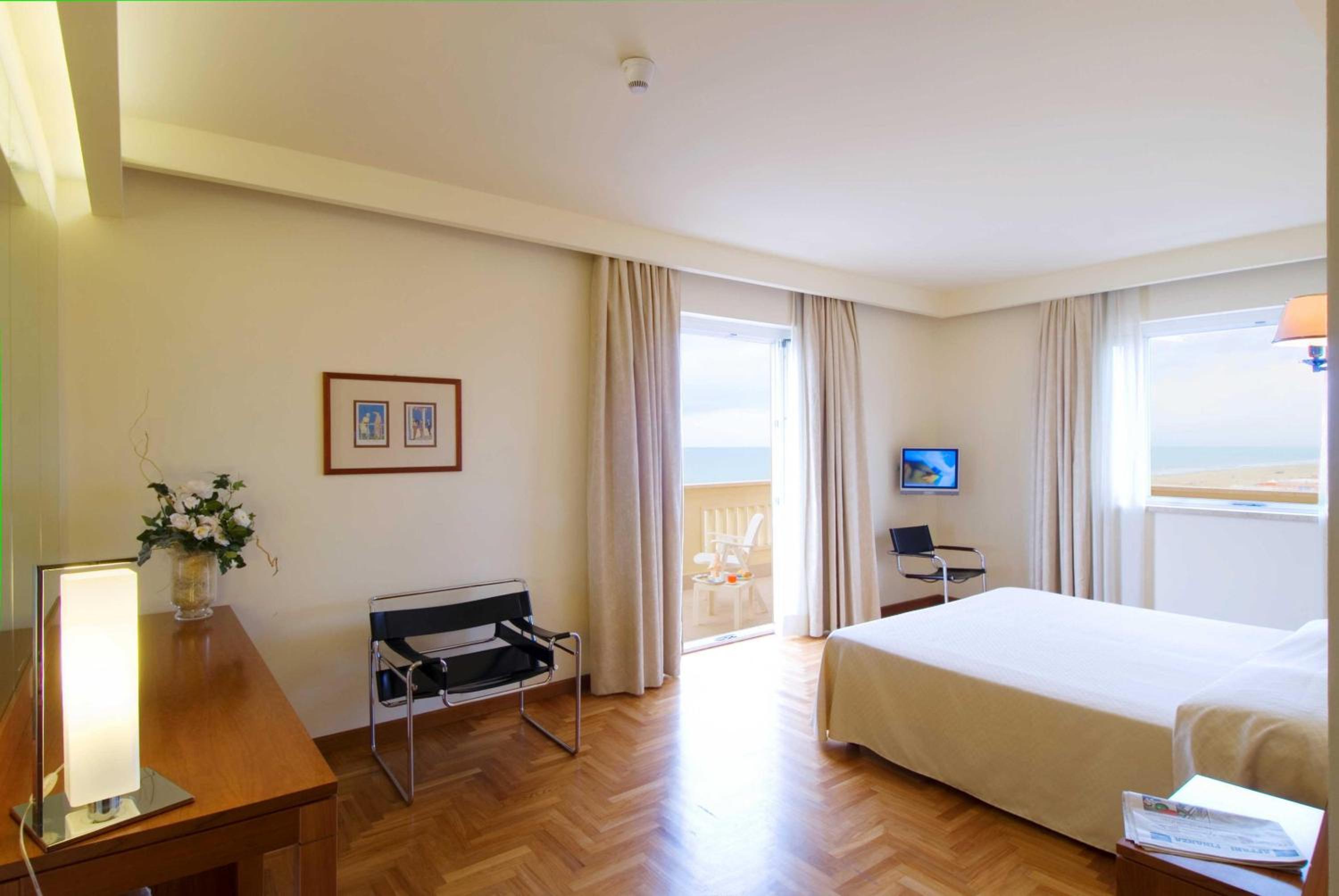 Deluxe Double Room with Balcony and Partial Sea View photo 1