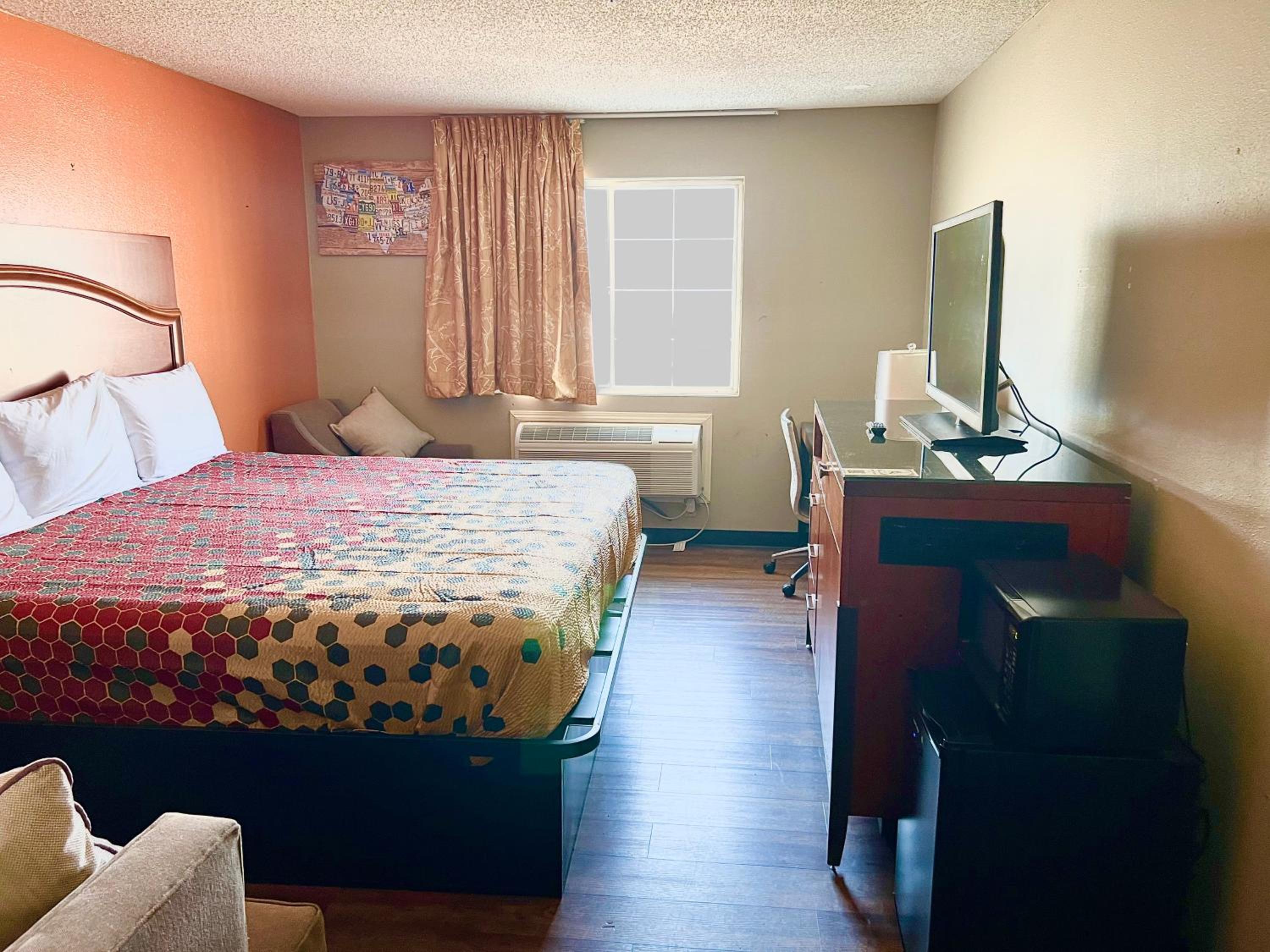 King Room - Non-Smoking - Photo 3