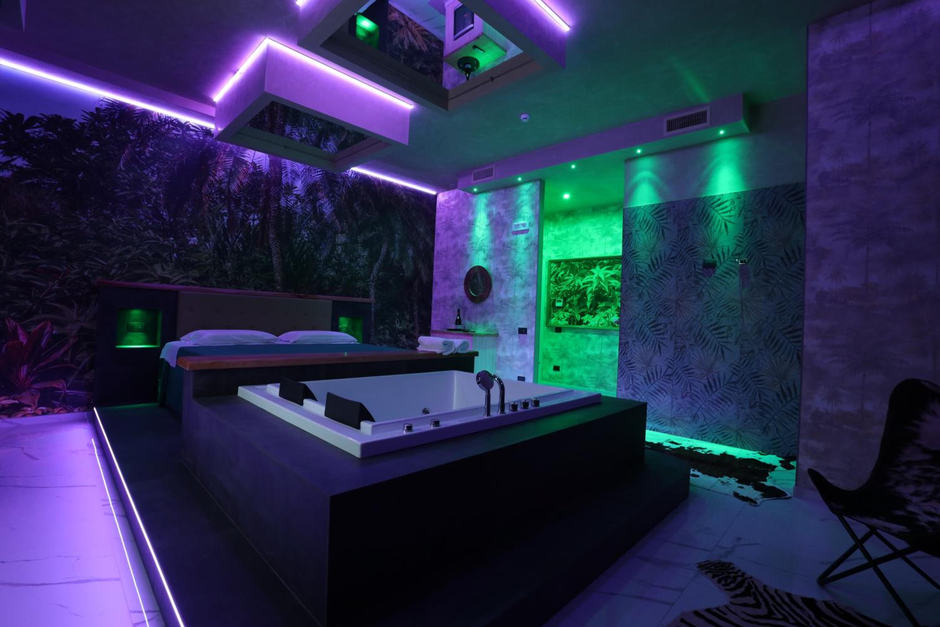 Suite with Hot Tub photo 3