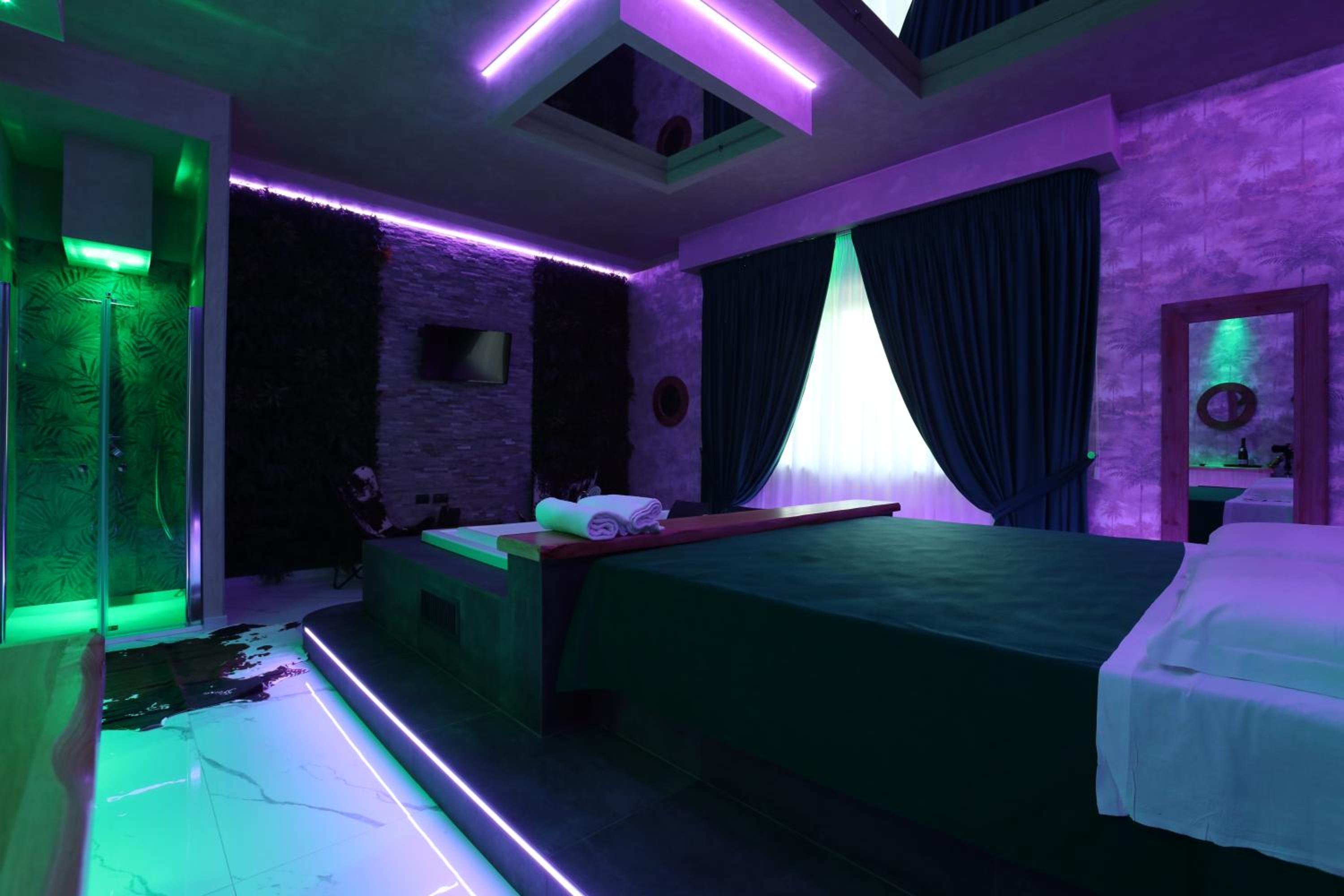 Suite with Hot Tub photo 3