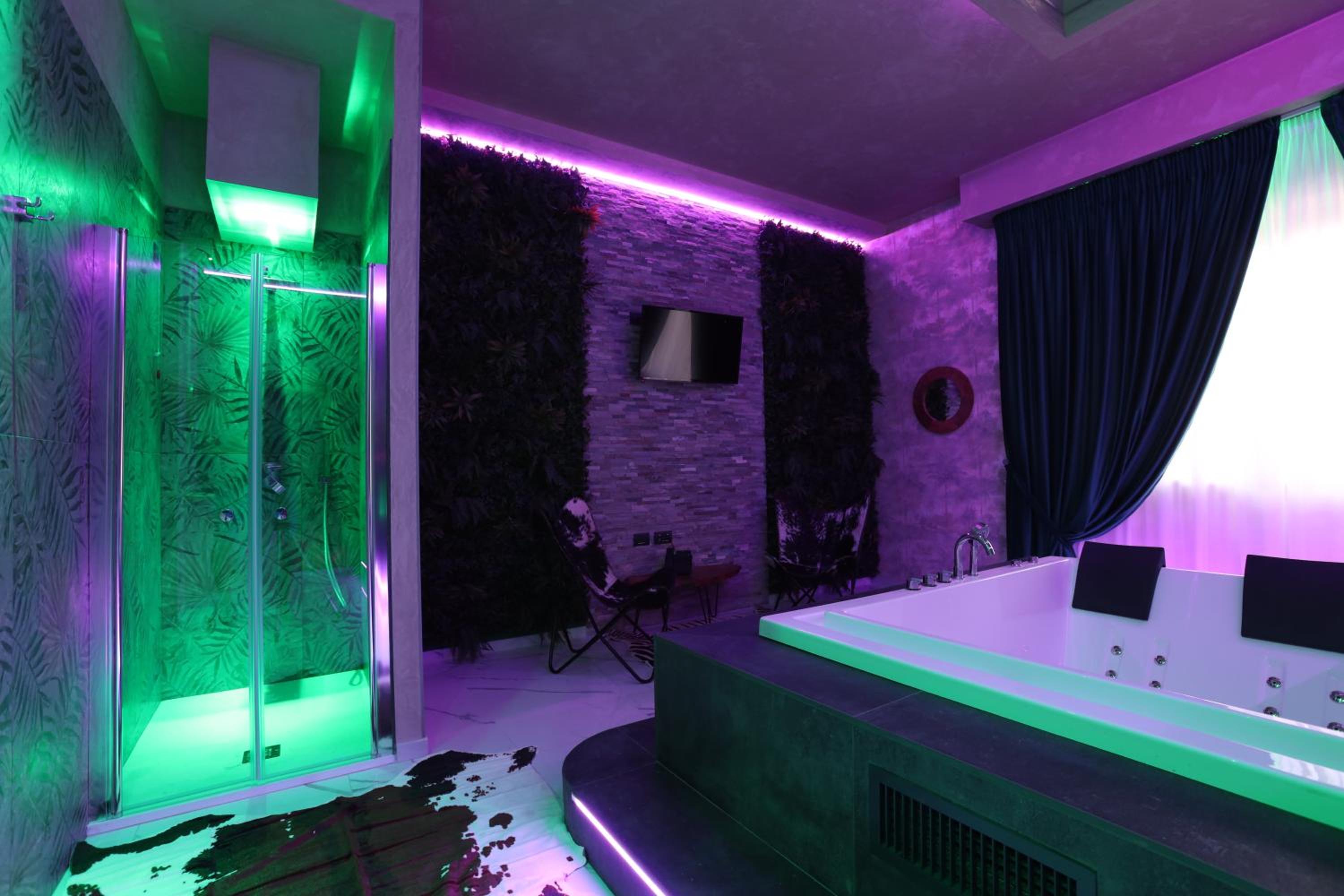 Suite with Hot Tub photo 2