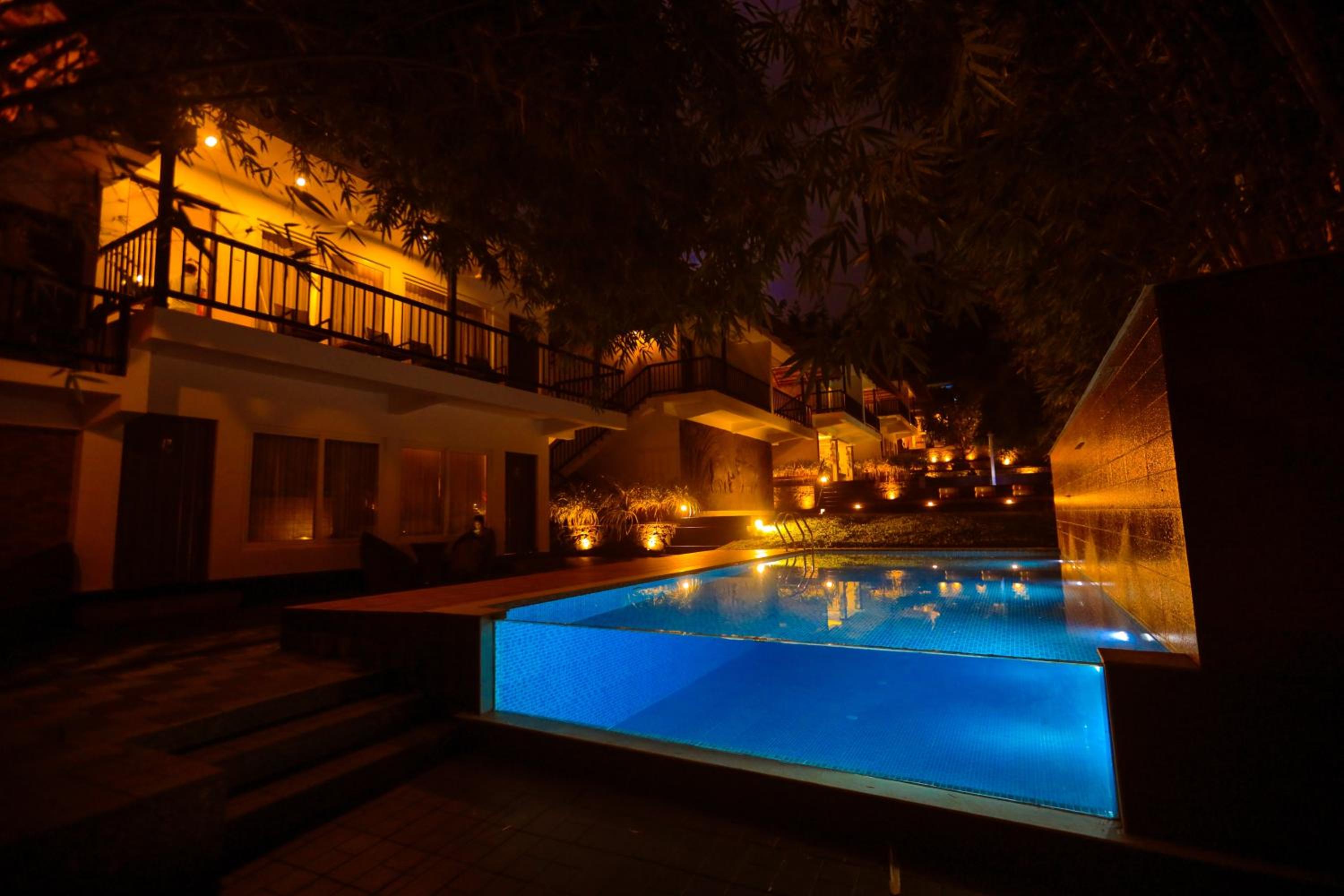 Deluxe Double Room (2 Adults + 1 Child) - Photo 8