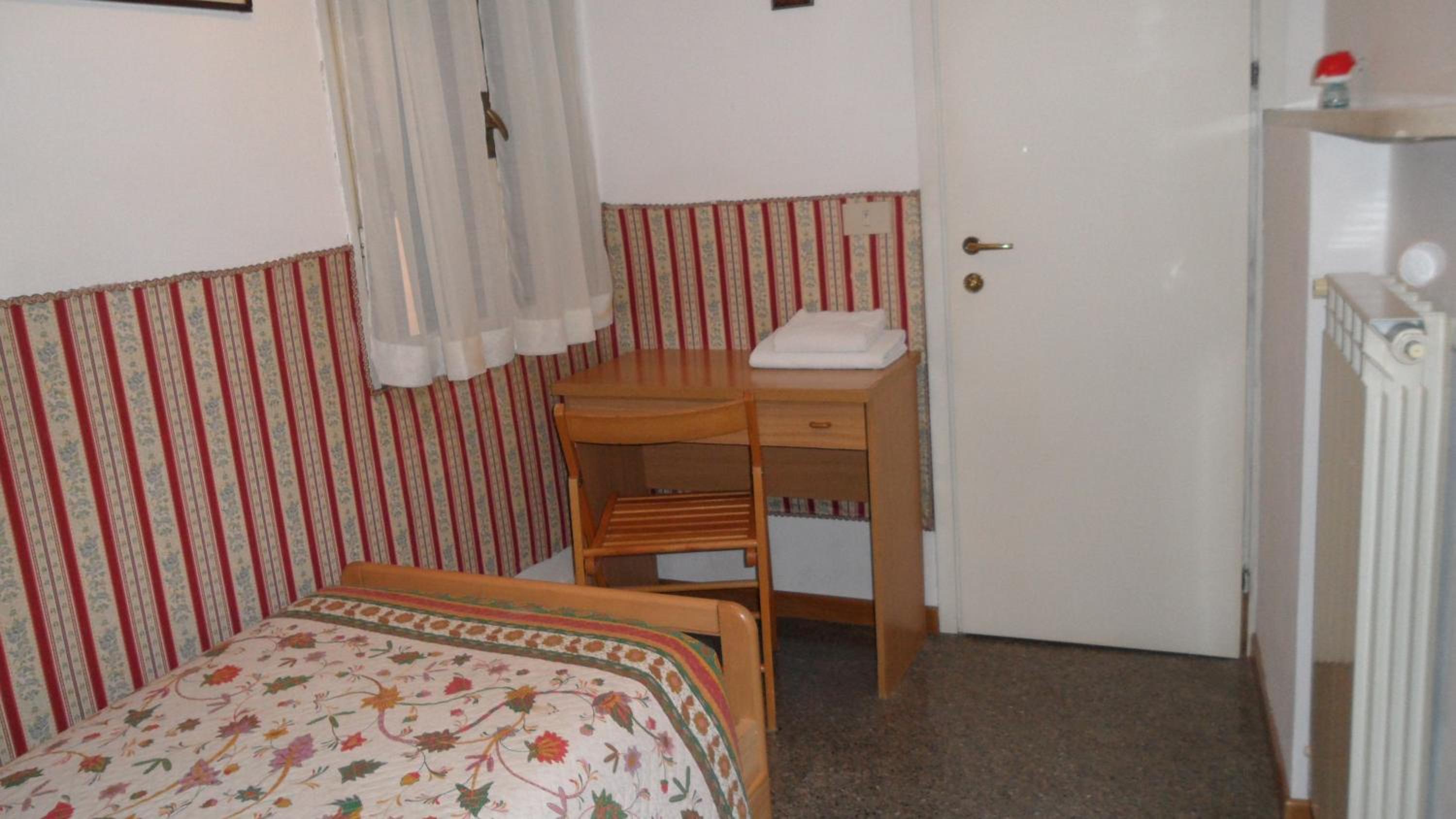 Single Room With Shared Bathroom photo 3