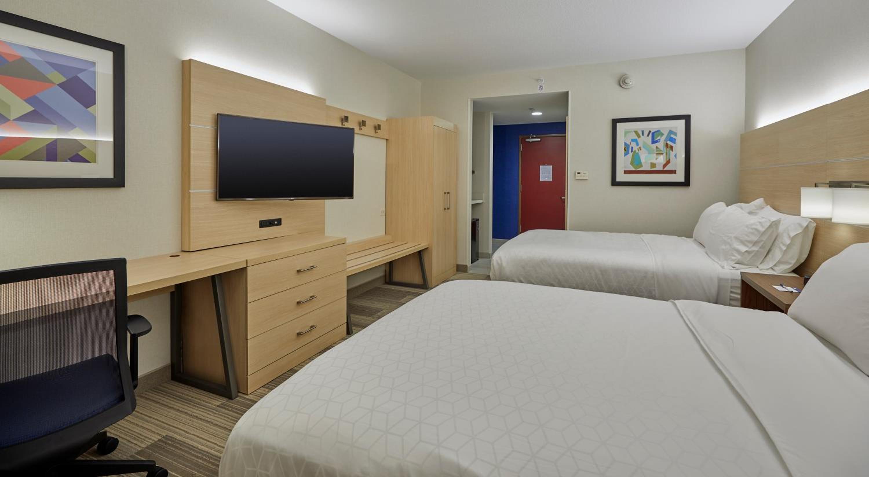 Standard Room with Two Queen Beds - Photo 5