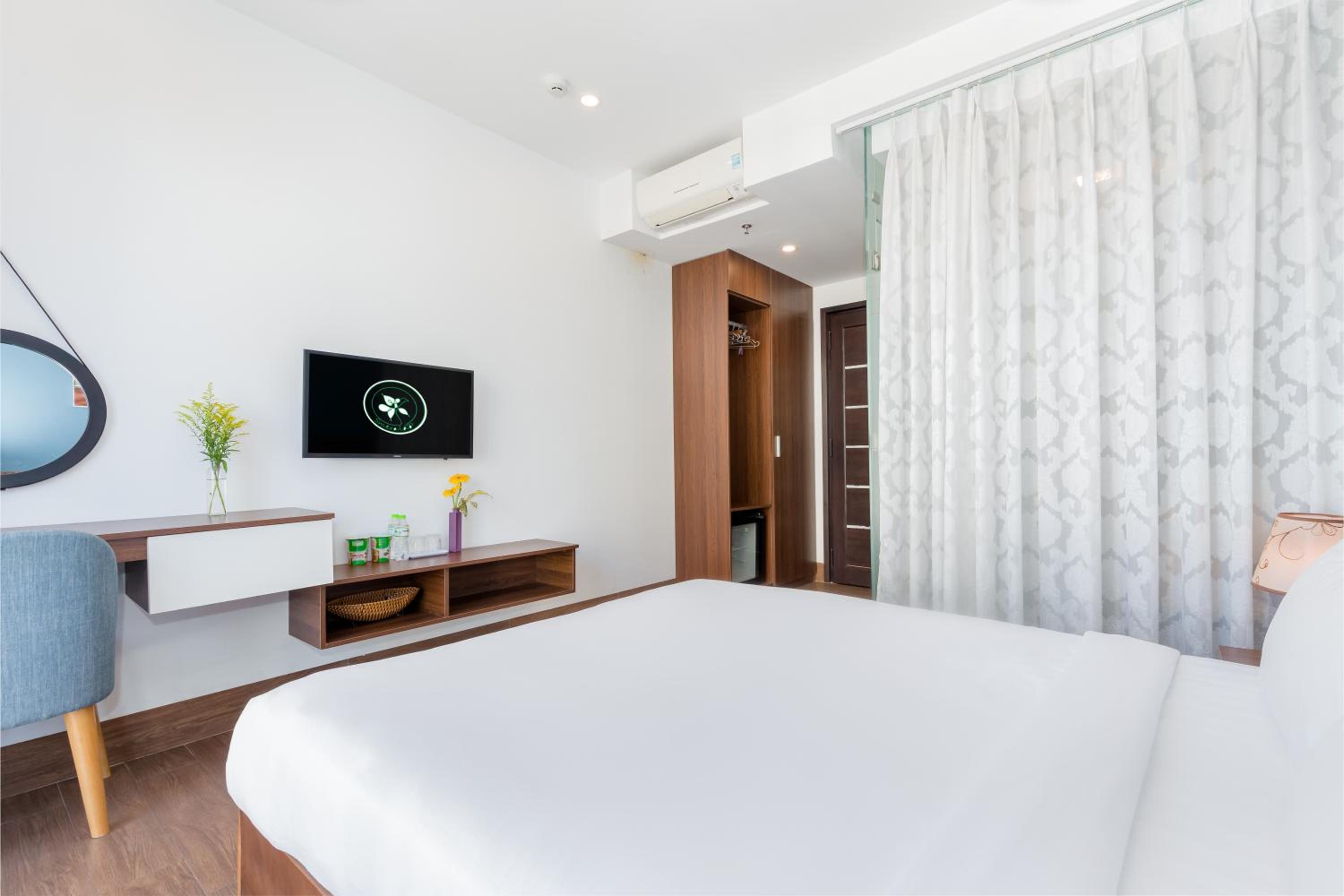 Queen Room with Balcony - Photo 3