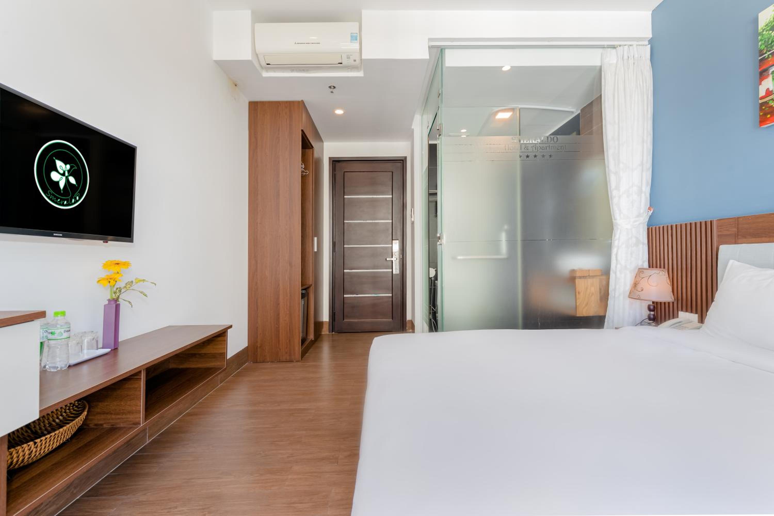 Queen Room with Balcony - Photo 1