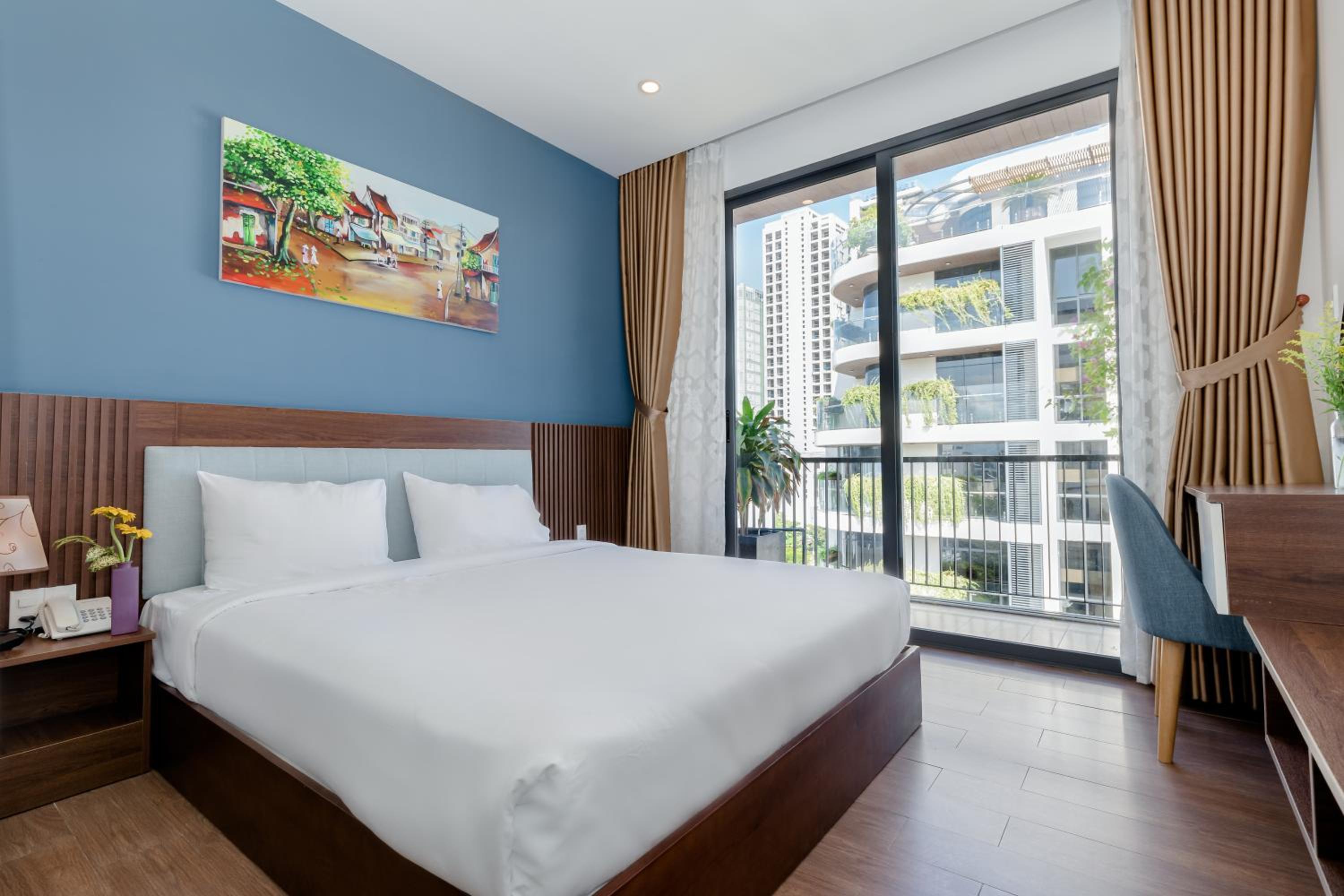 Queen Room with Balcony - Photo 2