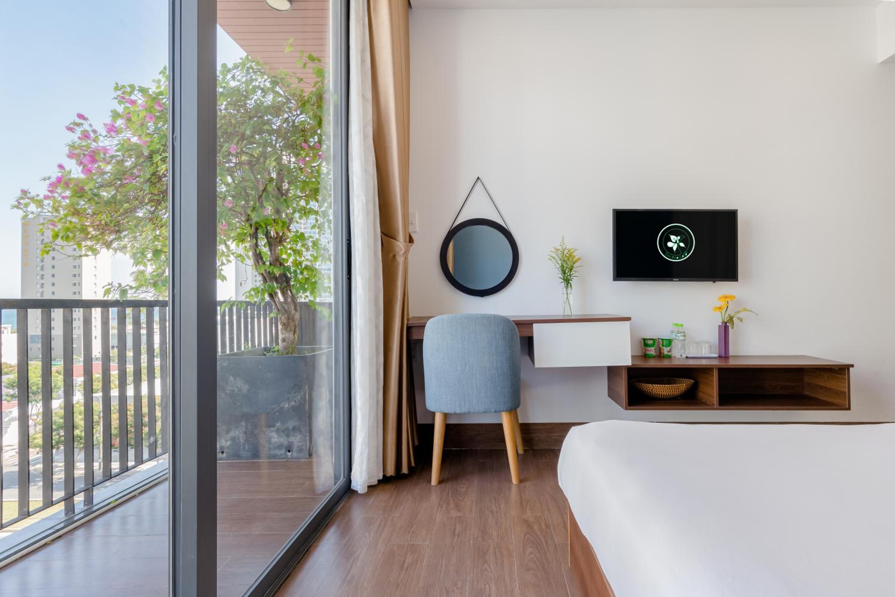 Queen Room with Balcony - Photo 5