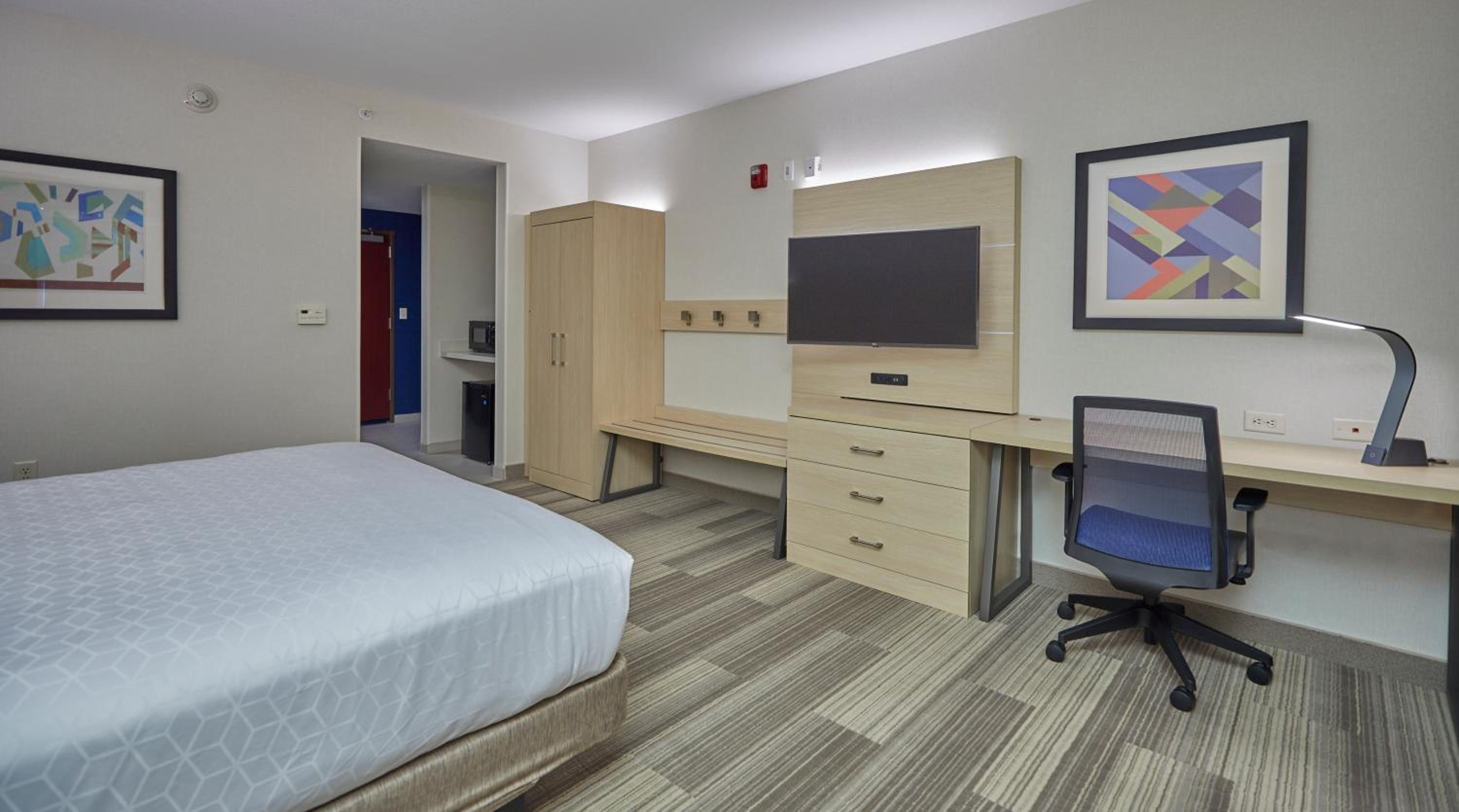 Standard King Room with Mobility Accessible Tub - Photo 5