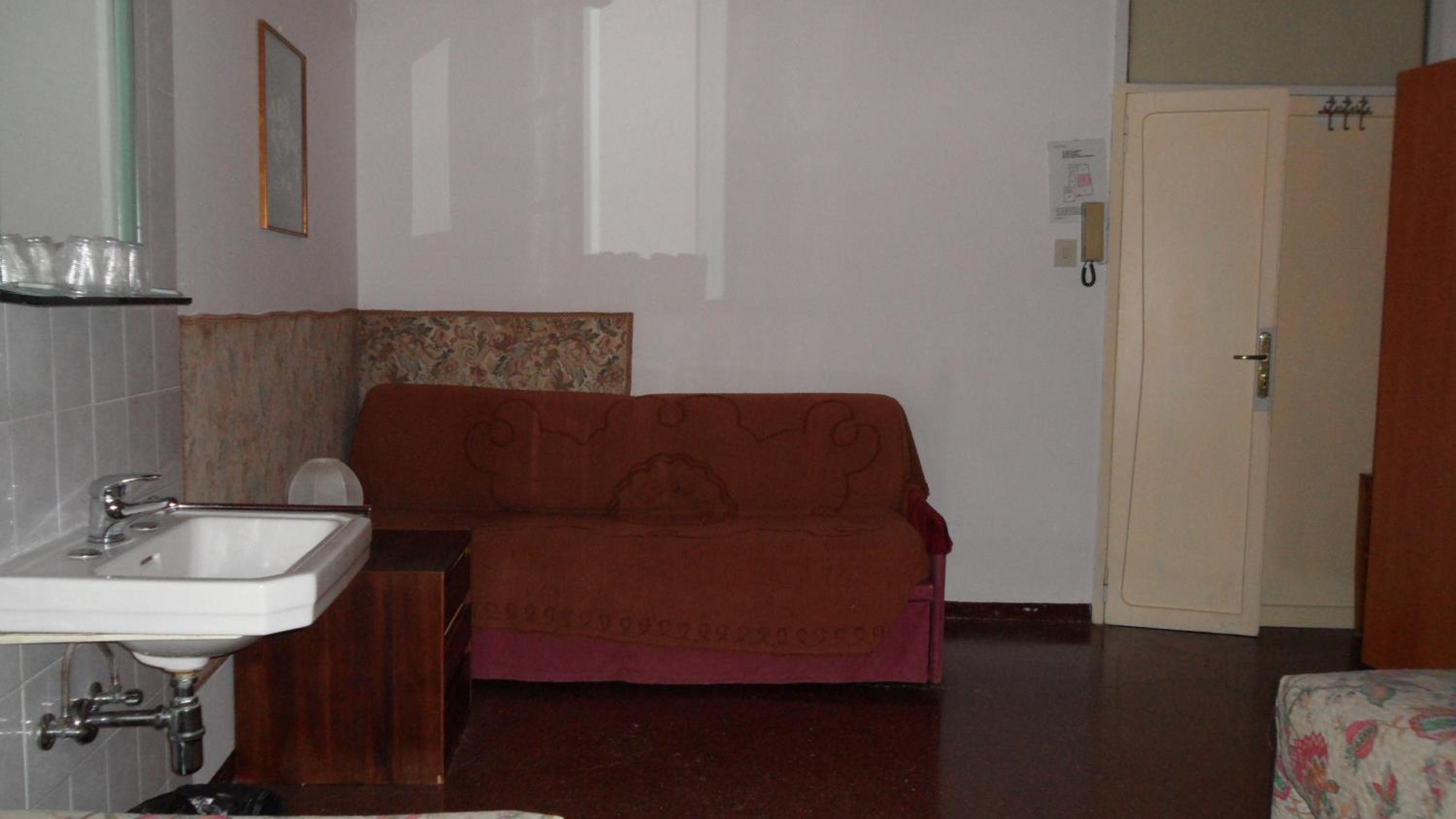 Single Bed In Mixed Dormitory Room With Shared Bathroom  photo 2