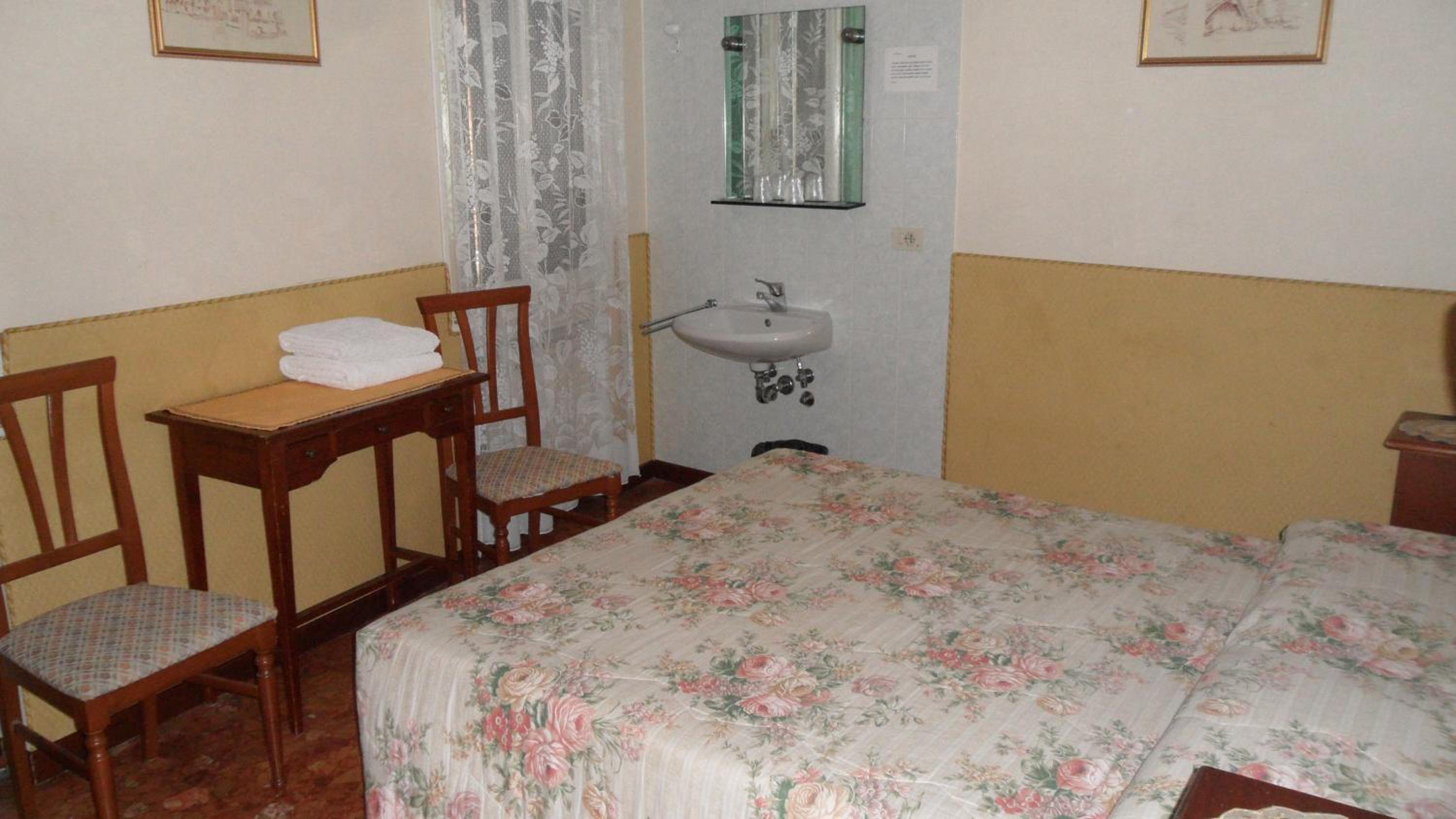Double Room With Shared Bathroom photo 3
