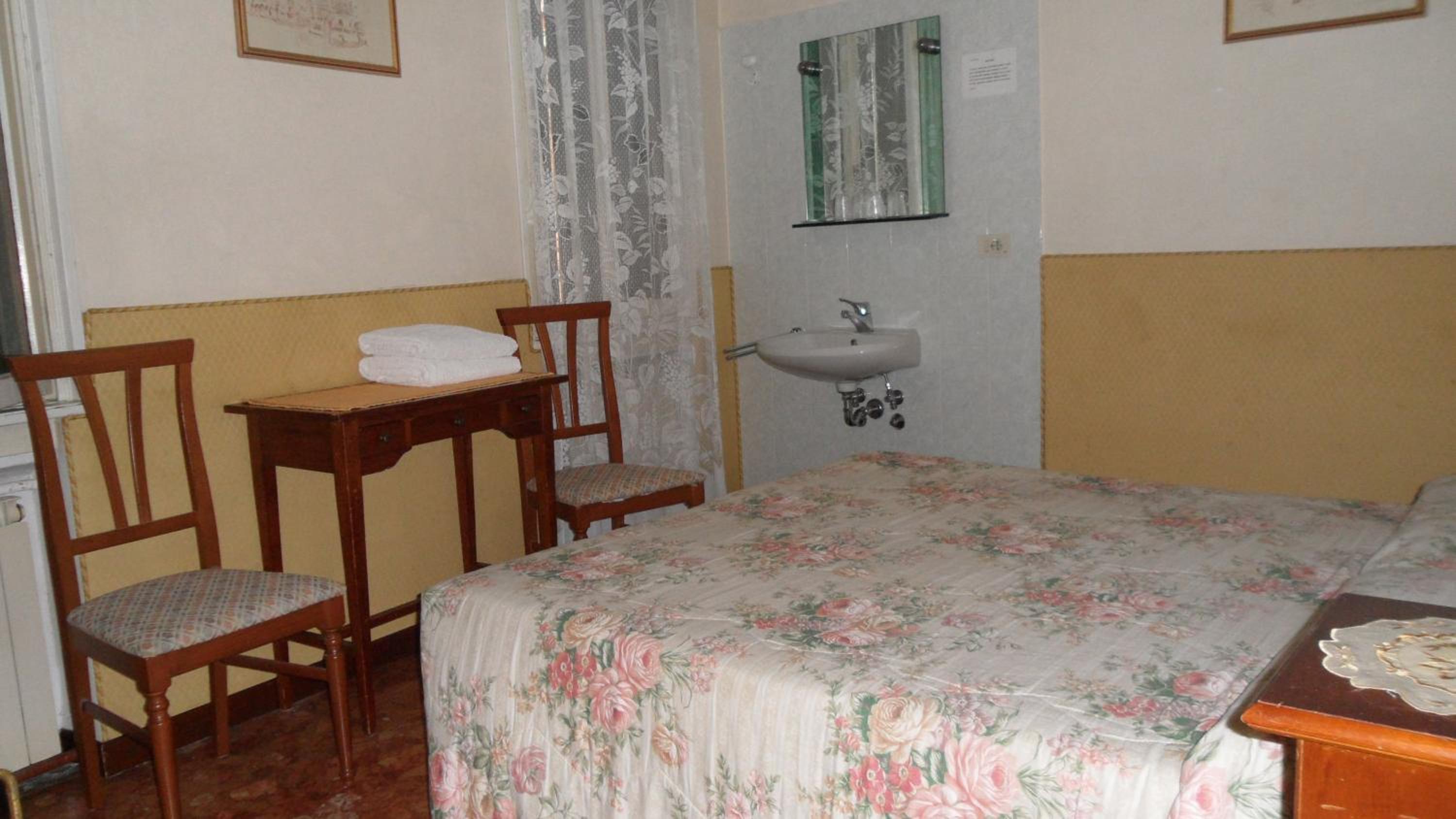 Double Room With Shared Bathroom photo 1