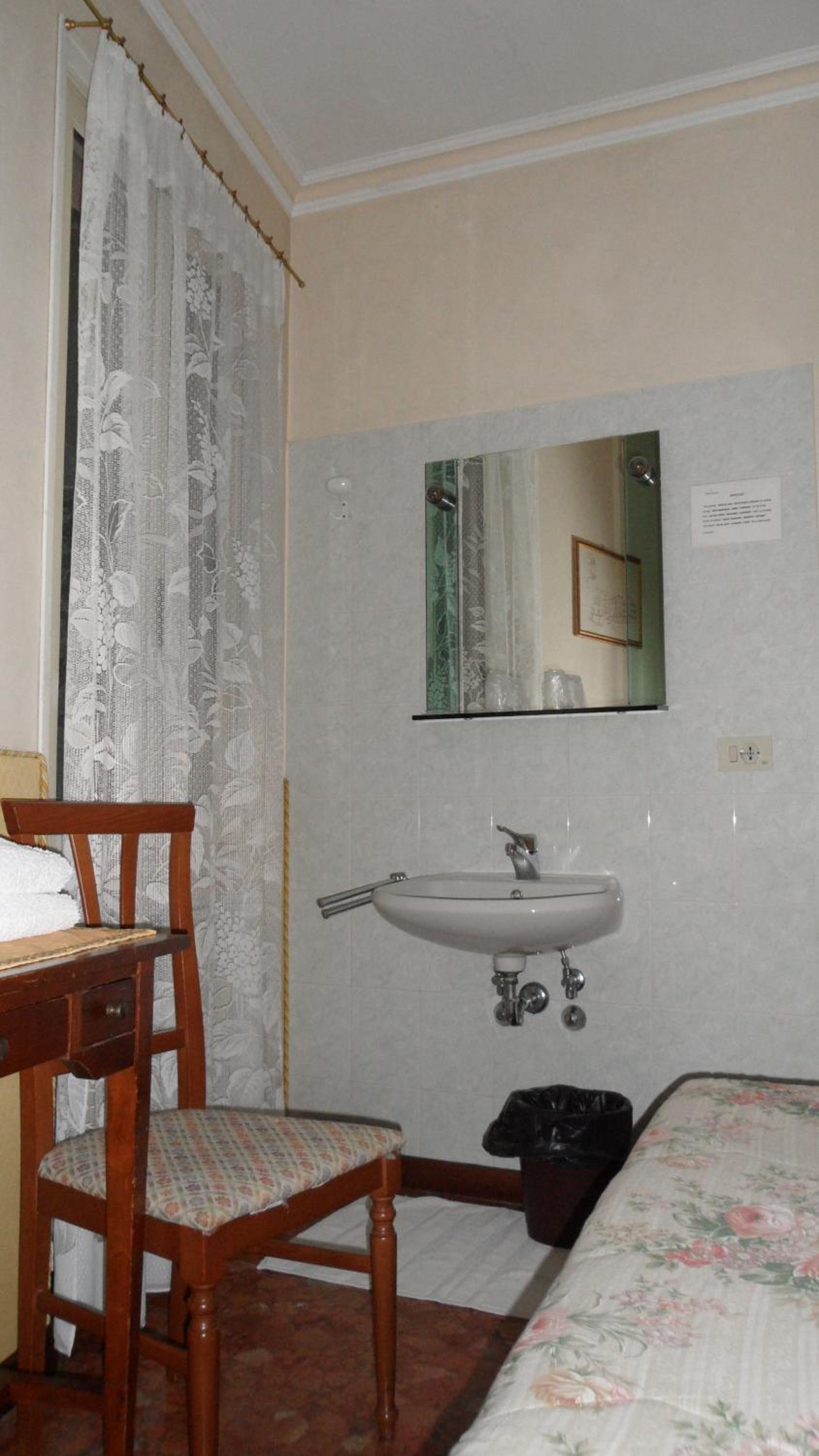 Triple Room With Shared Bathroom photo 2