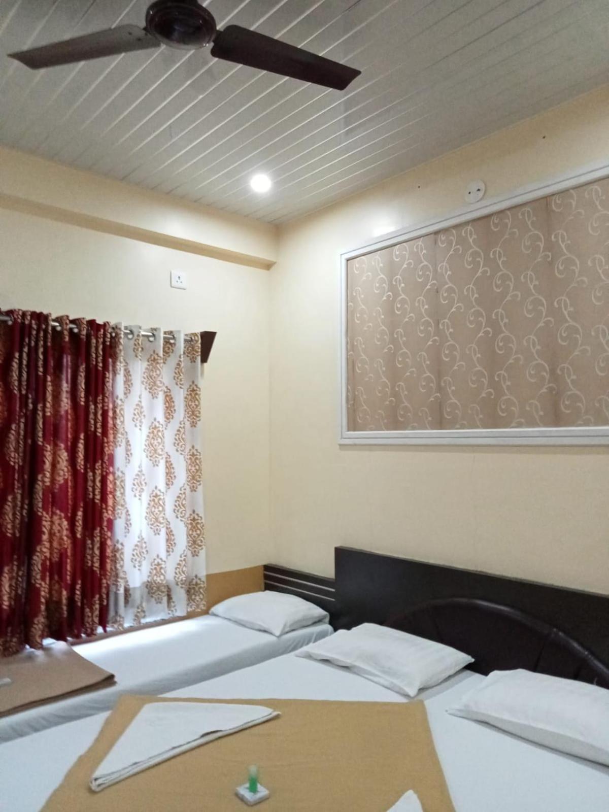 Deluxe Triple Room Non AC - Photo 4